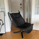 Fauteuil lounge falcon par Sigurd Russell cuir noir