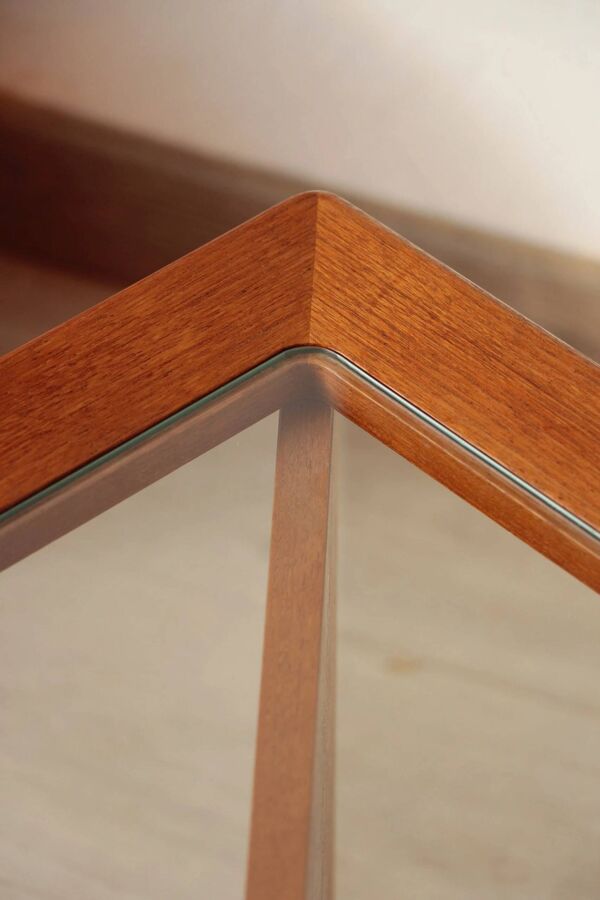 Table d’appoint vintage G Plan en teck – porte-revues & roulettes (années 60)