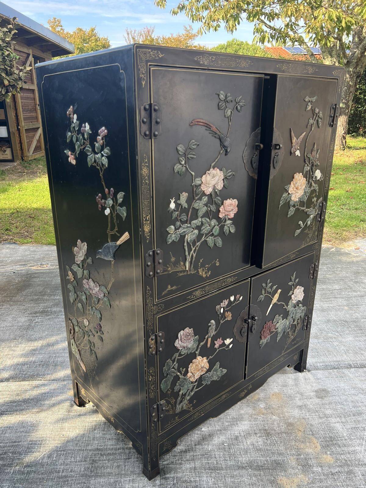 Lacquered Chinese furniture with semi-precious stones 1970