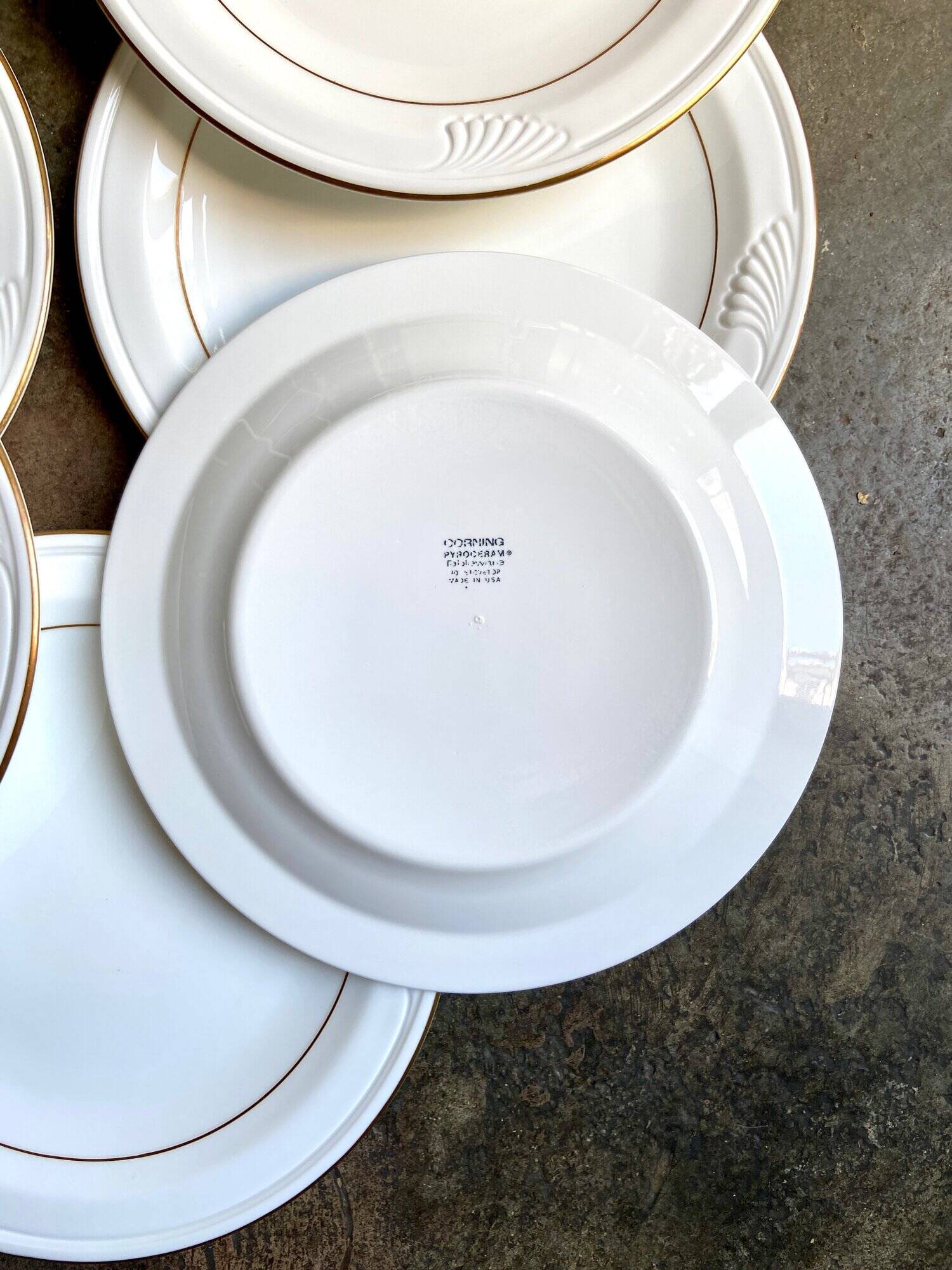 12 Corning dinner plates in white and gold porcelain