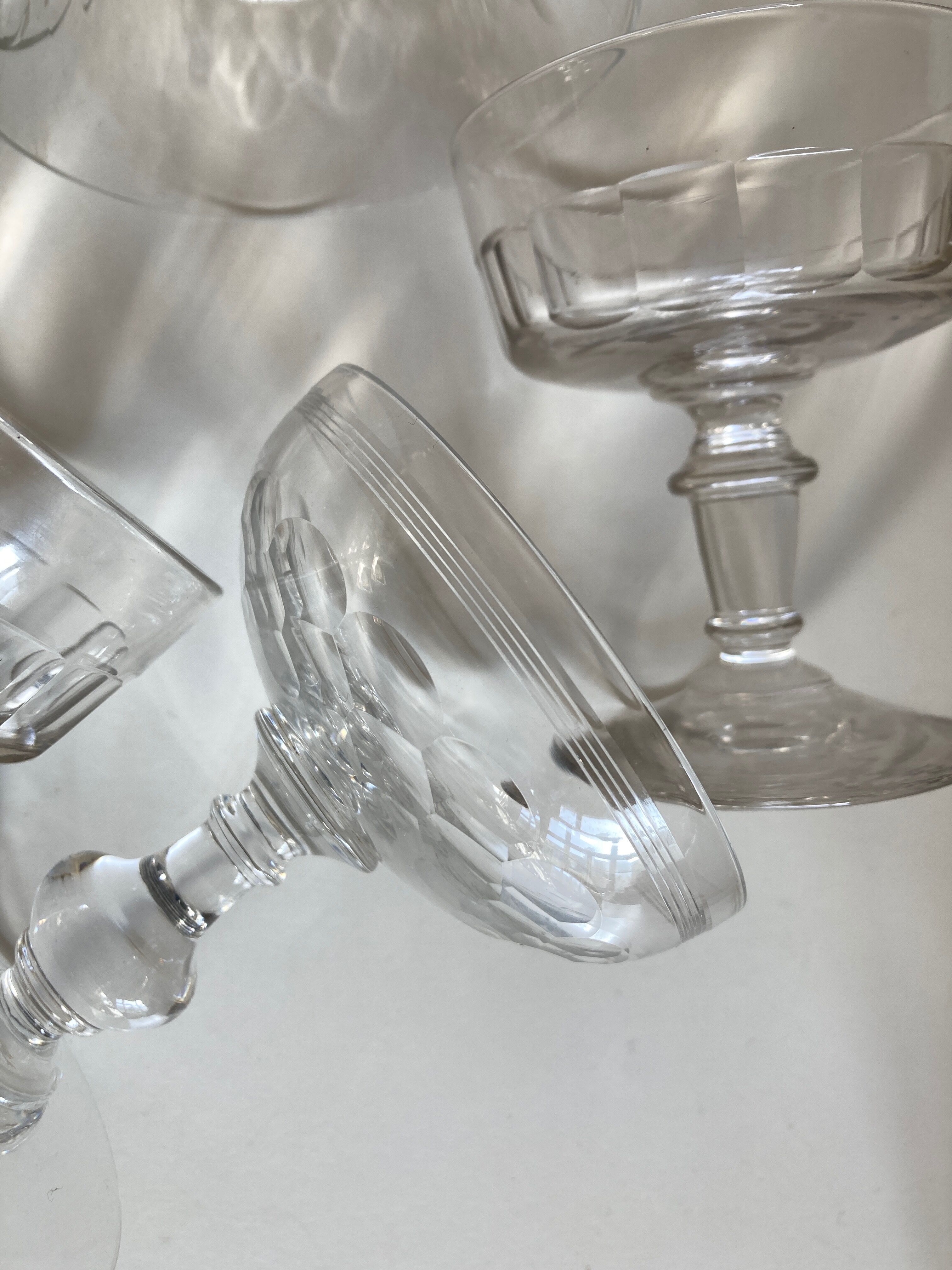 Set of 6 glasses of champagne 19th with flat sides and scales