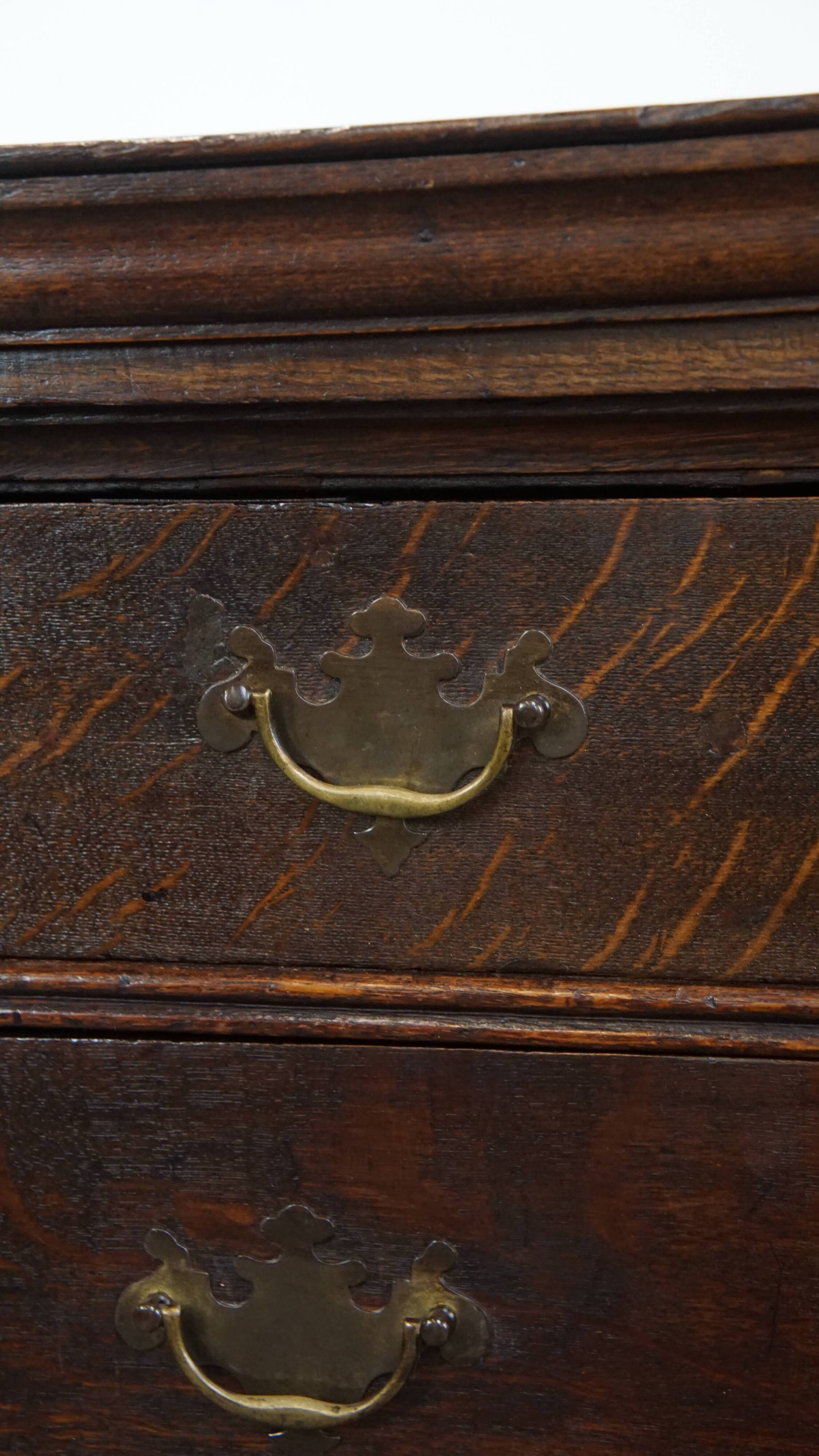 Early 18th century antique English oak chest of drawers with 5 drawers