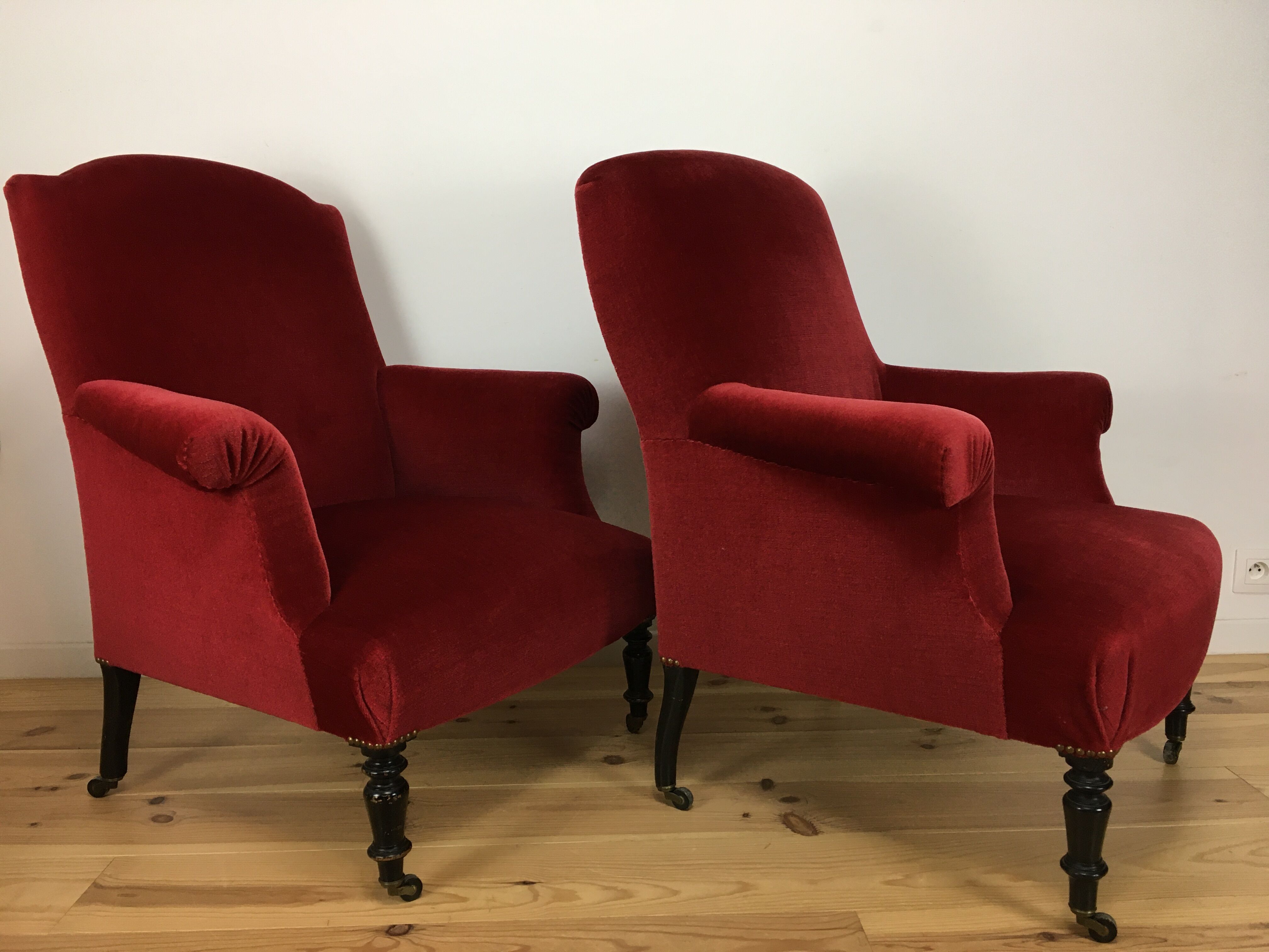 Paire de fauteuils crapaud Napoléon III en velours rouge
