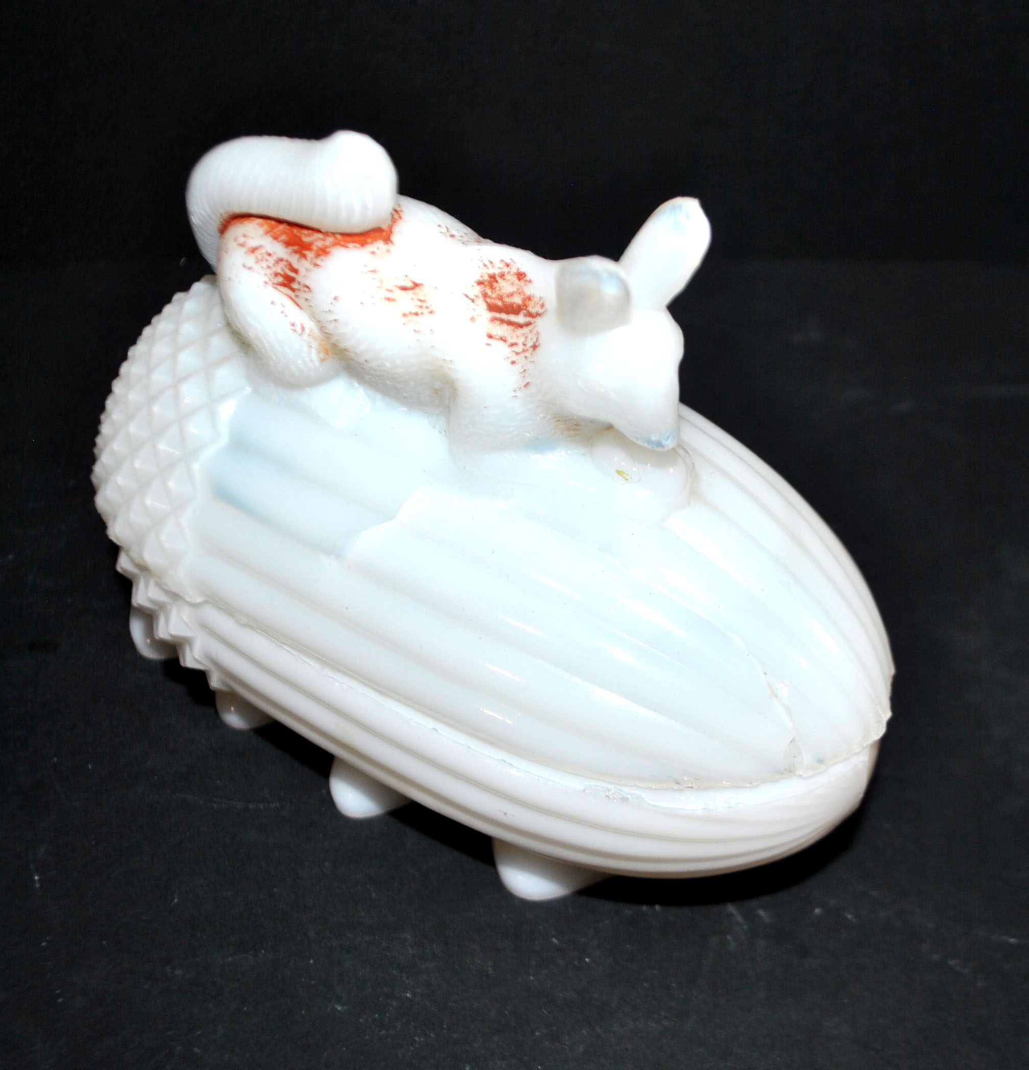 Sucrier écureuil en opaline blanche Vallerysthal, 1910