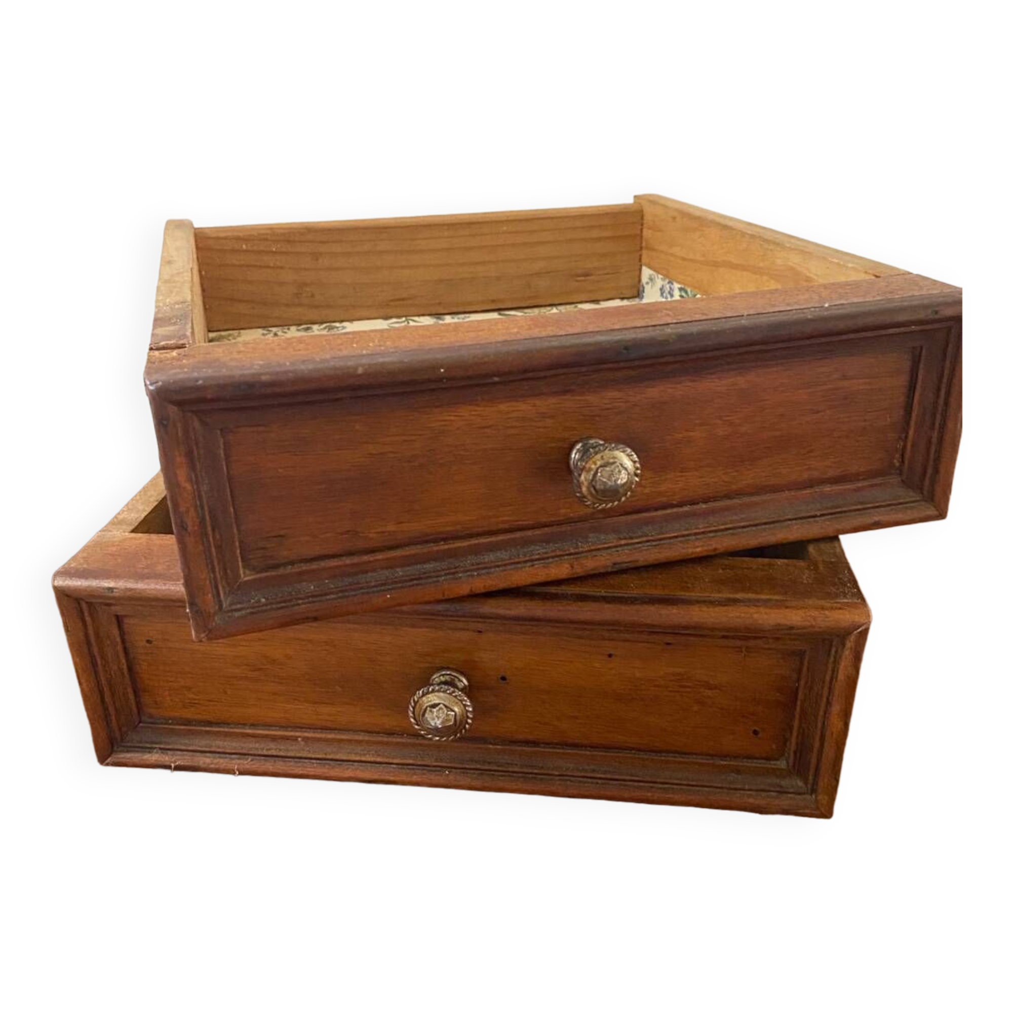2 tiroirs en bois au bouton en laiton ciselé .