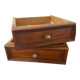 2 tiroirs en bois au bouton en laiton ciselé .