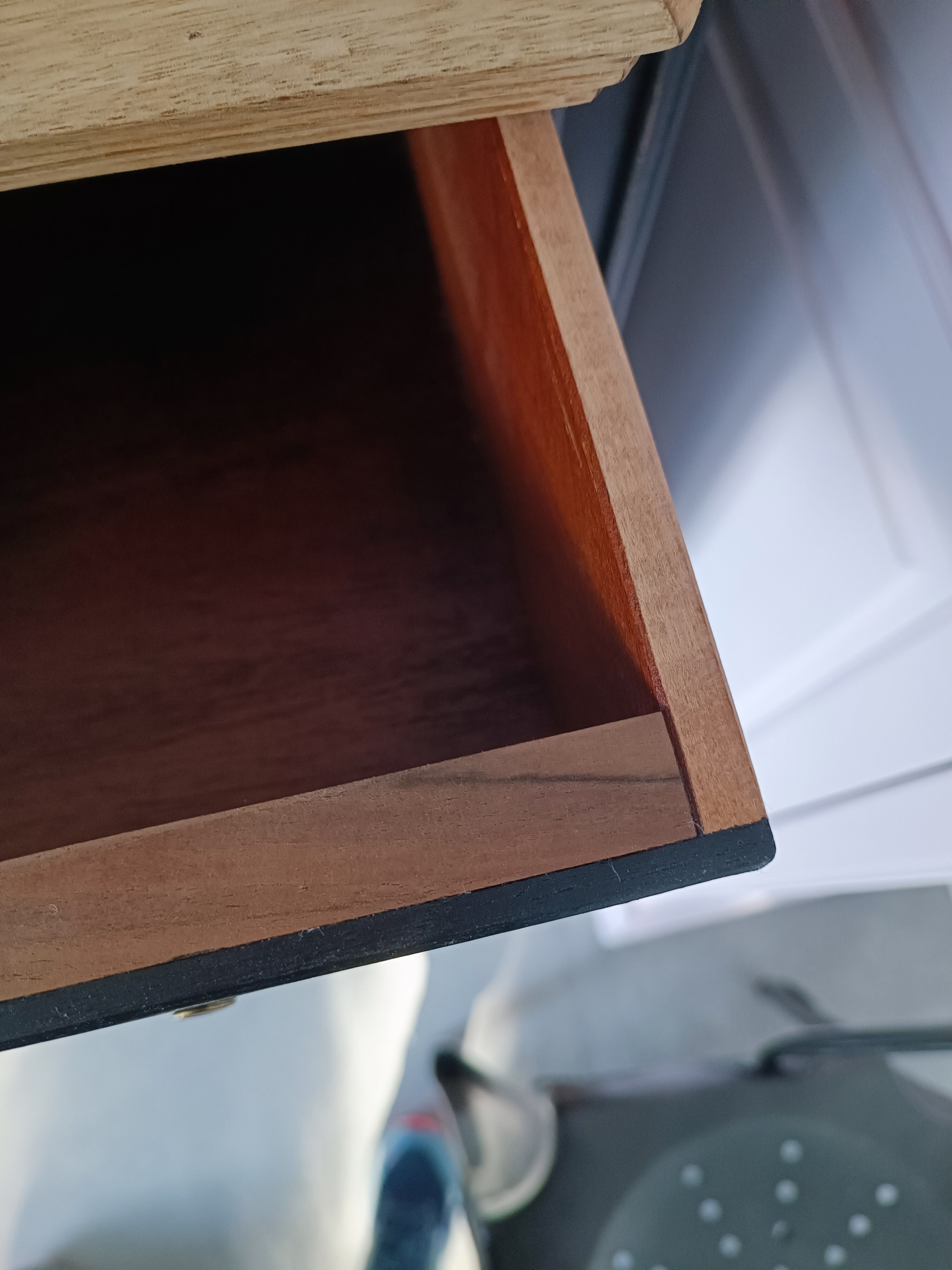Seven-drawer chest of drawers in solid wood