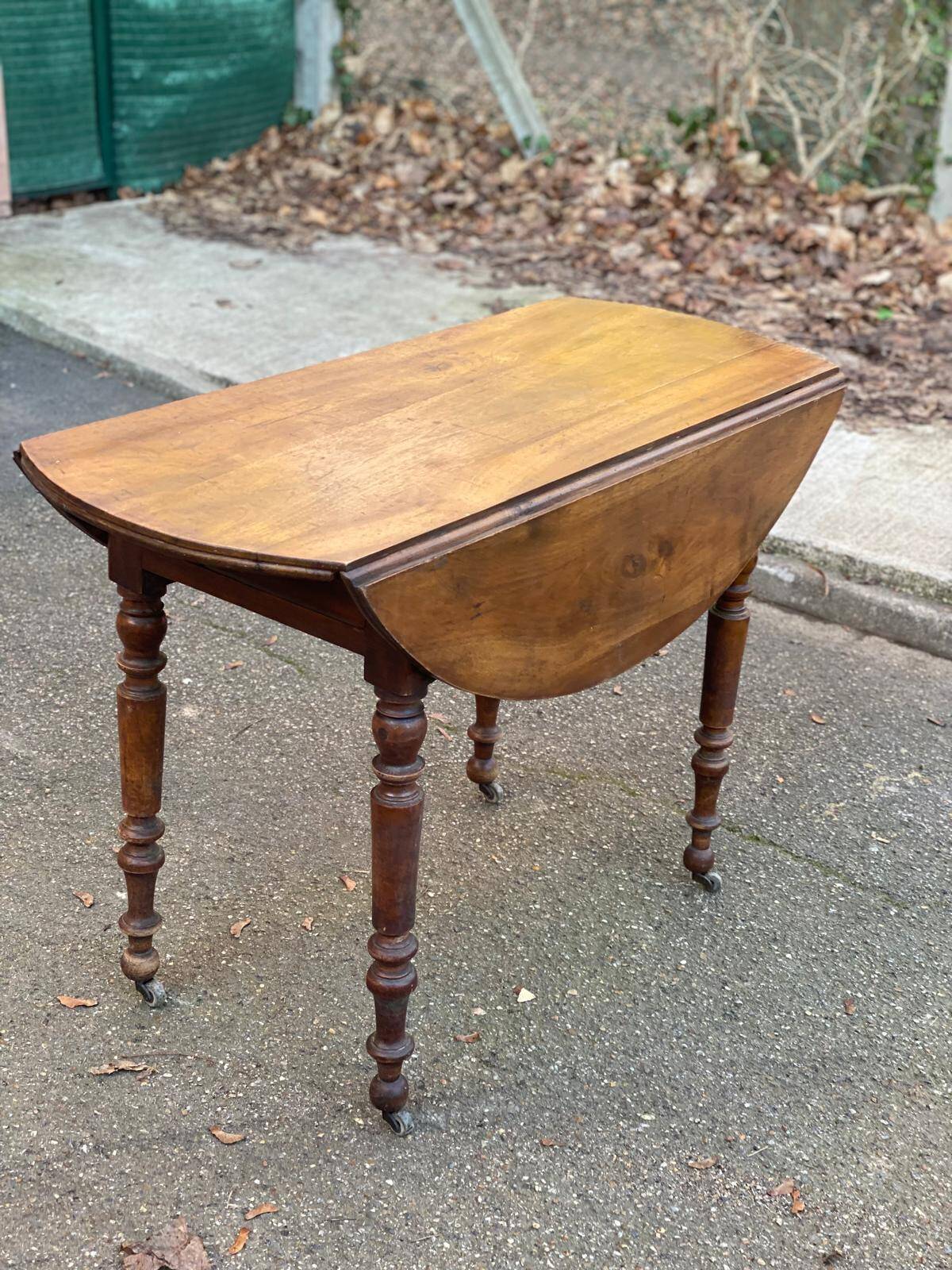 Oval extendable table with leaves Louis Philippe in solid wood, 19th century, with drawer.