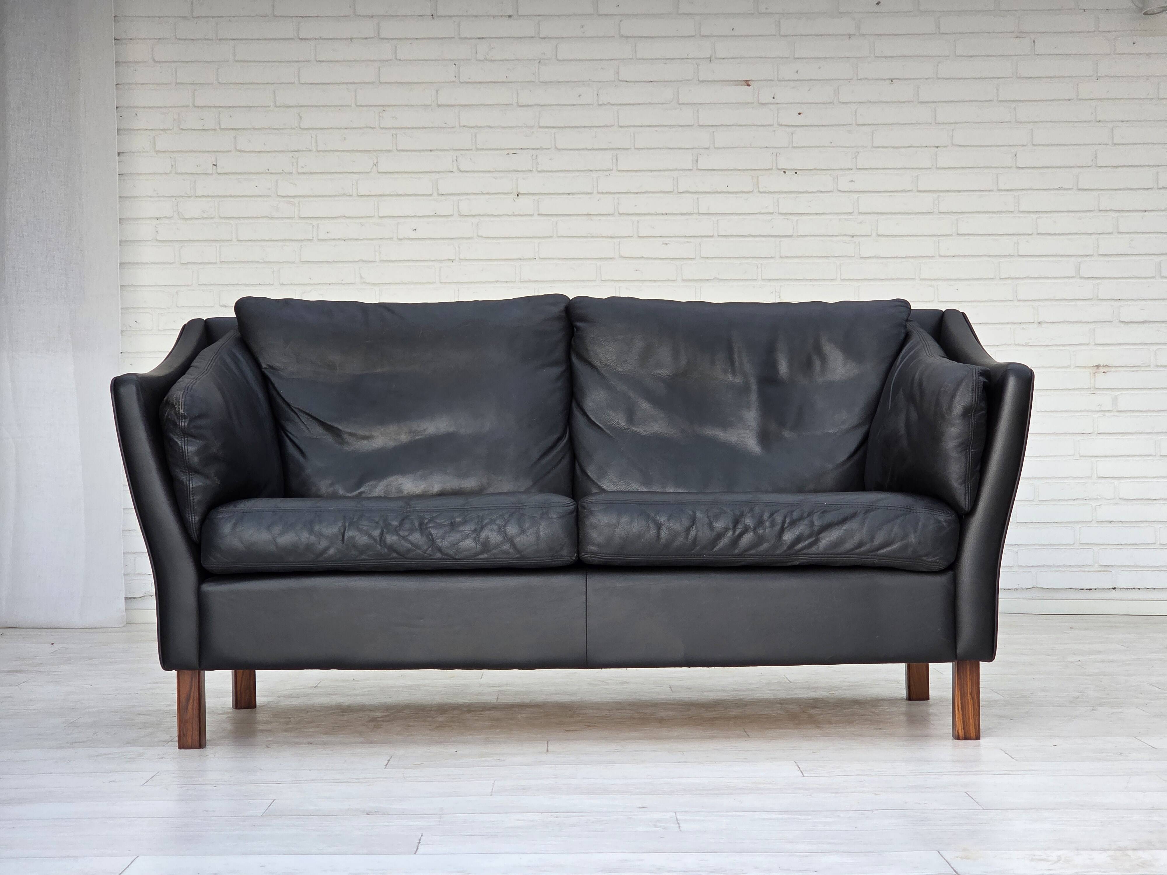 Canapé danois 2 places des années 1970, cuir d'ameublement noir d'origine, bois de teck.