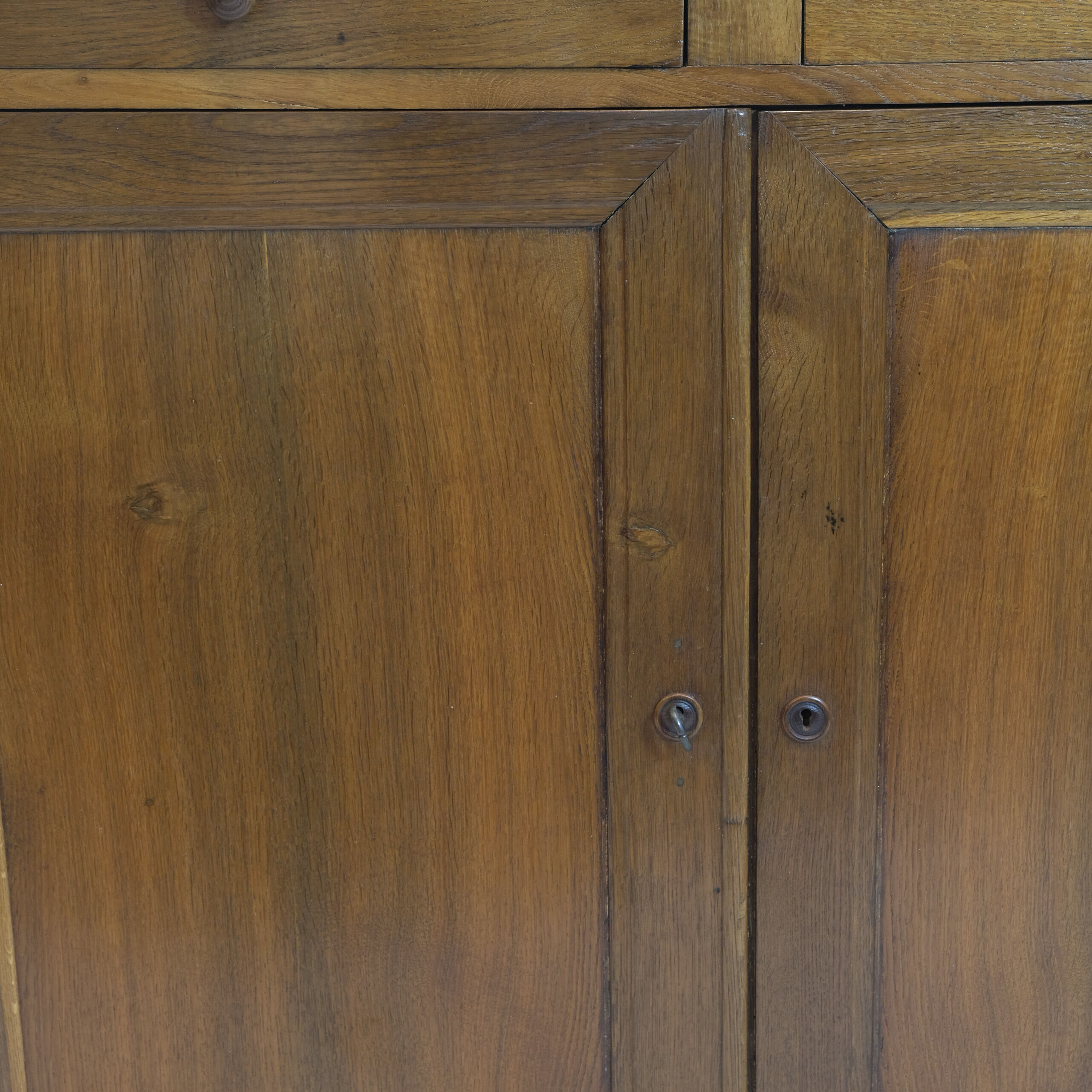 Buffet en chêne naturel du XIXème siècle.