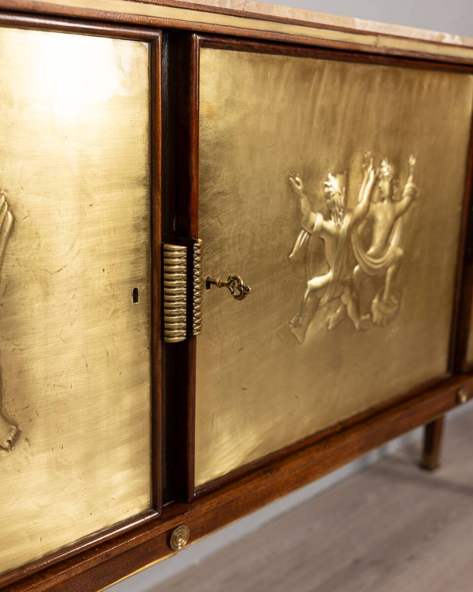 Buffet vintage années 40 en bois bas-reliefs en laiton et marbre design italien