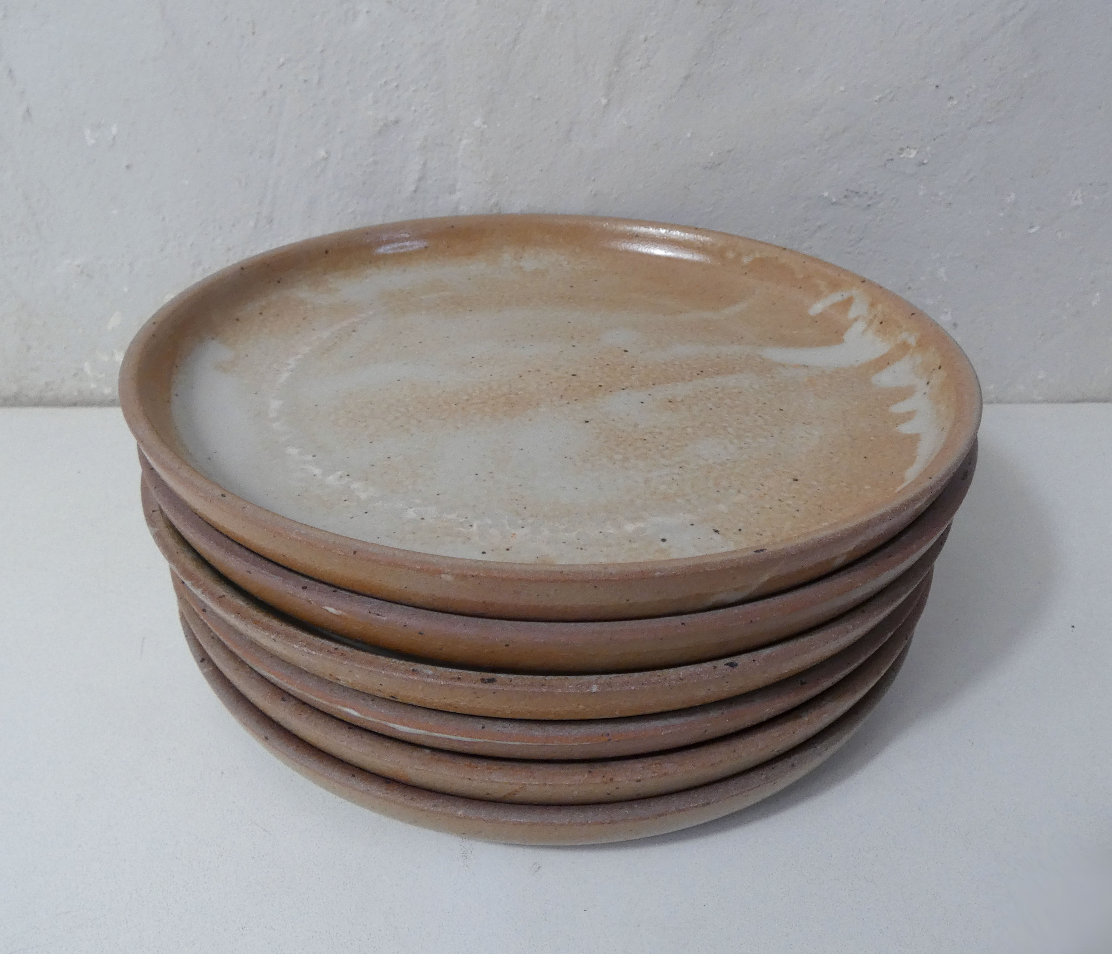 6 flat plates in Vintage stoneware