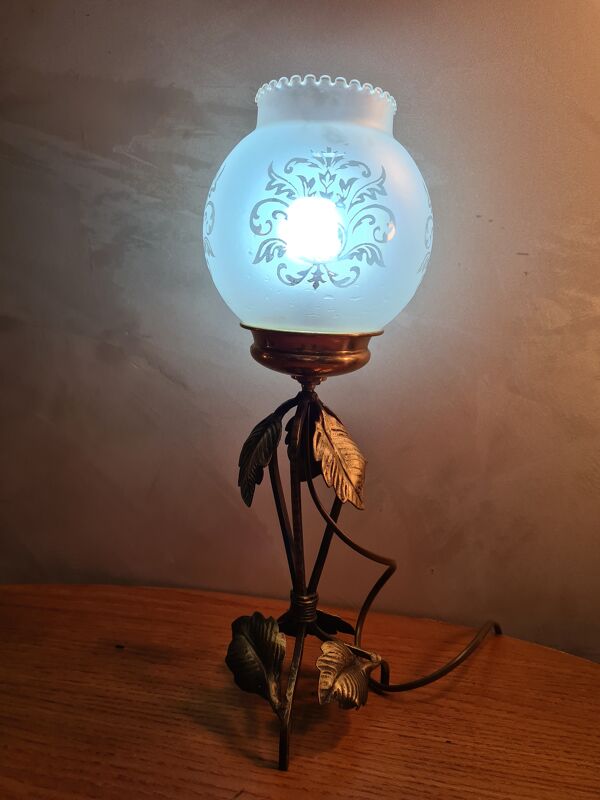 Lampe fer forgé art deco  patiné or avec  son verre opaque decorer de motif   40x14