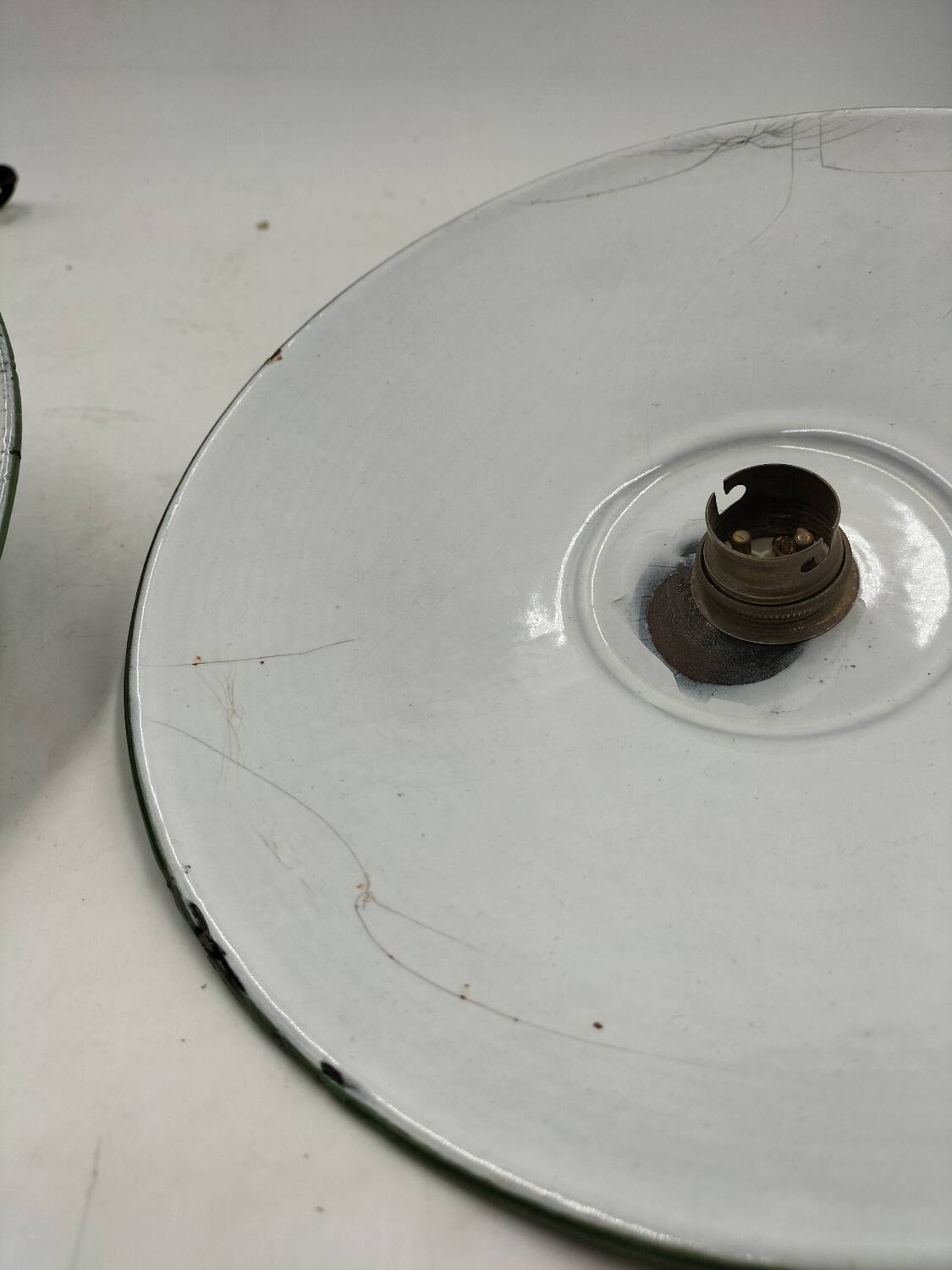 2 enamelled sheet metal suspensions