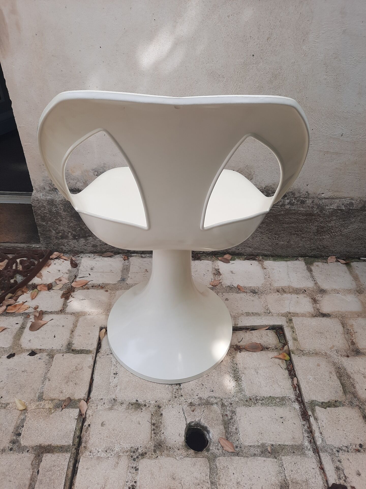 Set of a table and 3 tulip leg chairs, 1970s Space Age inspired.