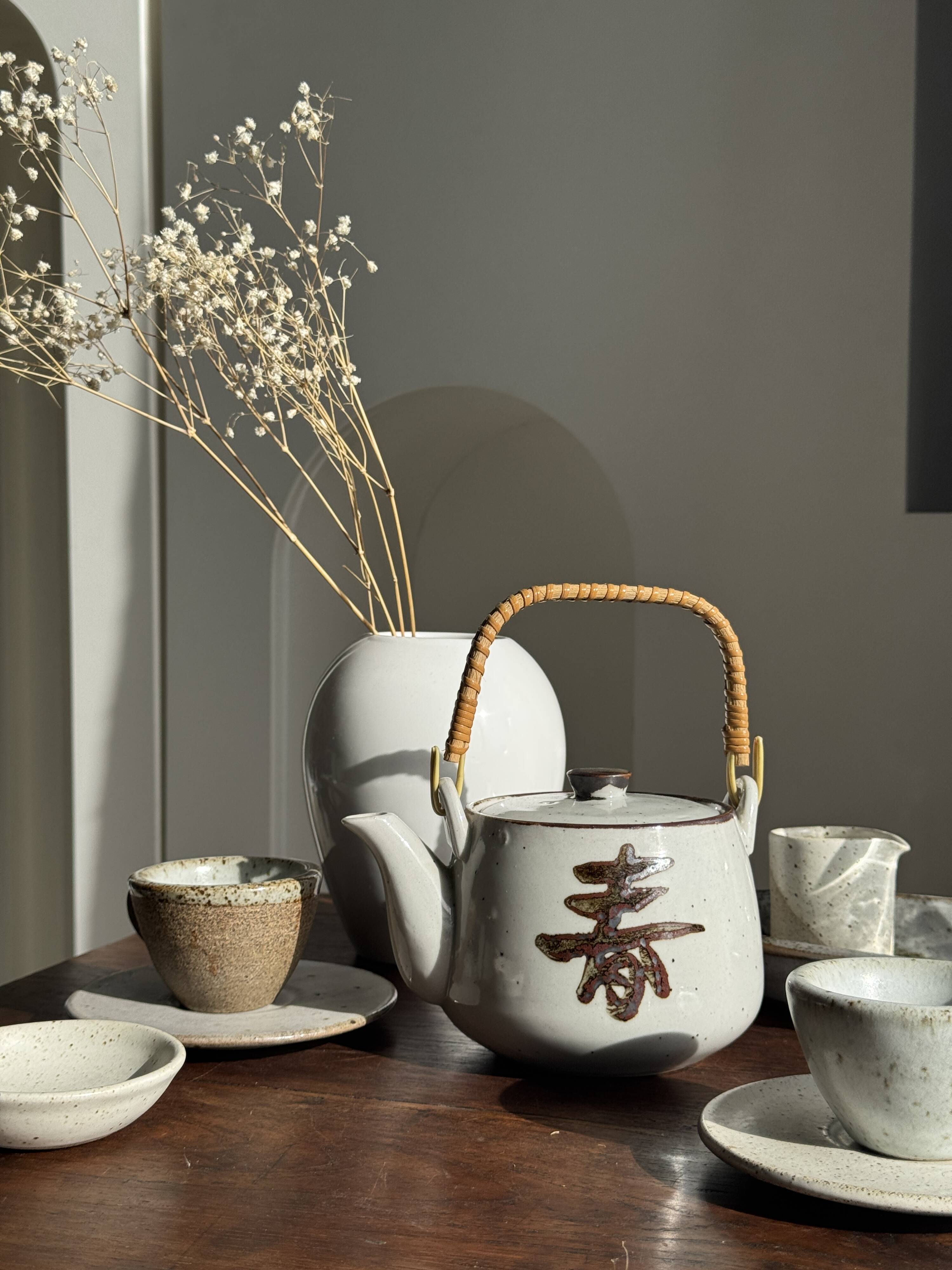 Petite théière asiatique en grès anse en rotin H11 D10