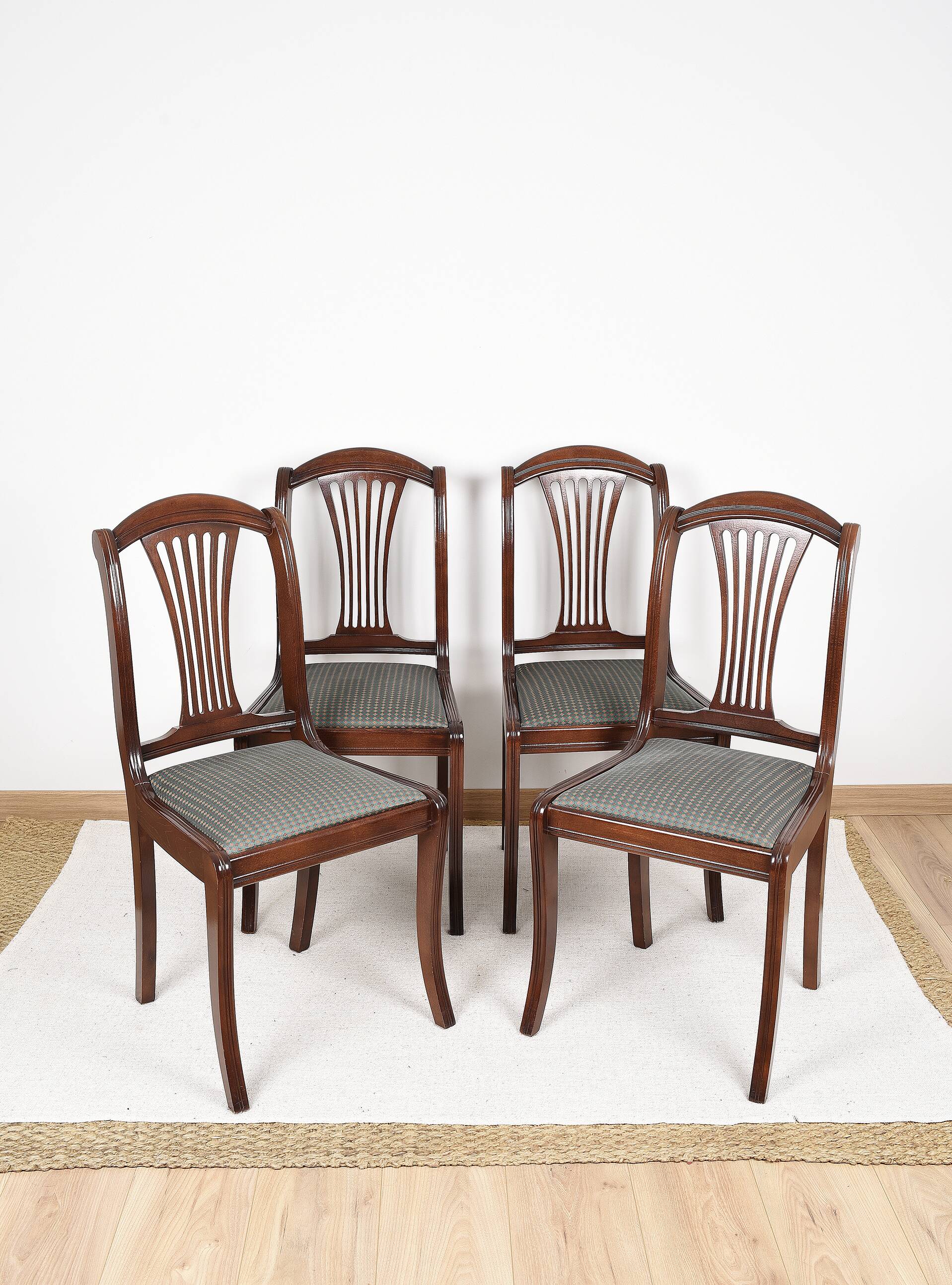 Ensemble de 4 chaises tapissées de style Art Déco pour salle à manger.