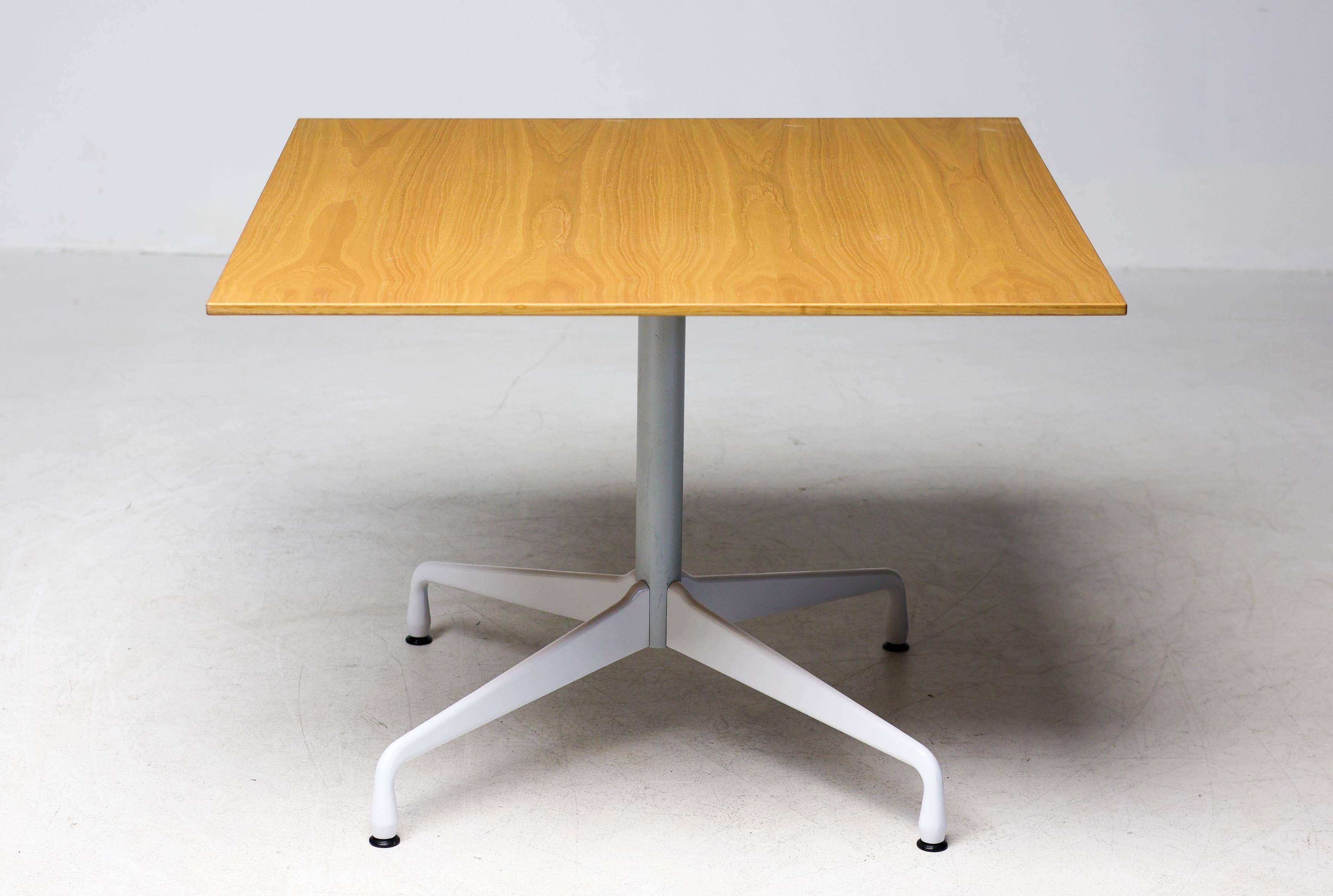 Table à manger Eames à base segmentée par Vitra - Plateau carré en chêne sur mesure