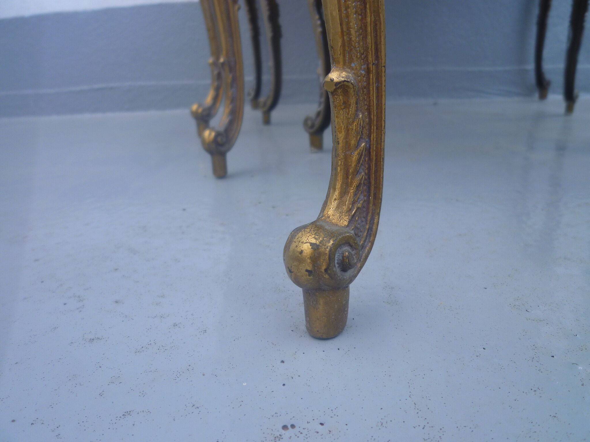 3 pull-out tables in brass and marble
