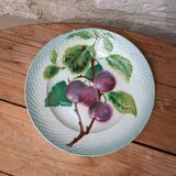 Ancienne assiette en barbotine motif prune Saint Amand Hamage