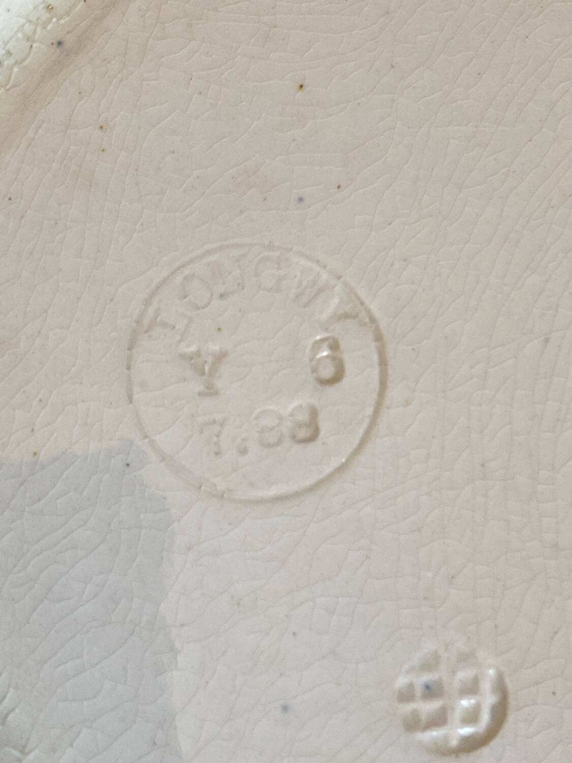 Plat de service ovale en terre de fer, Longwy, XIXe