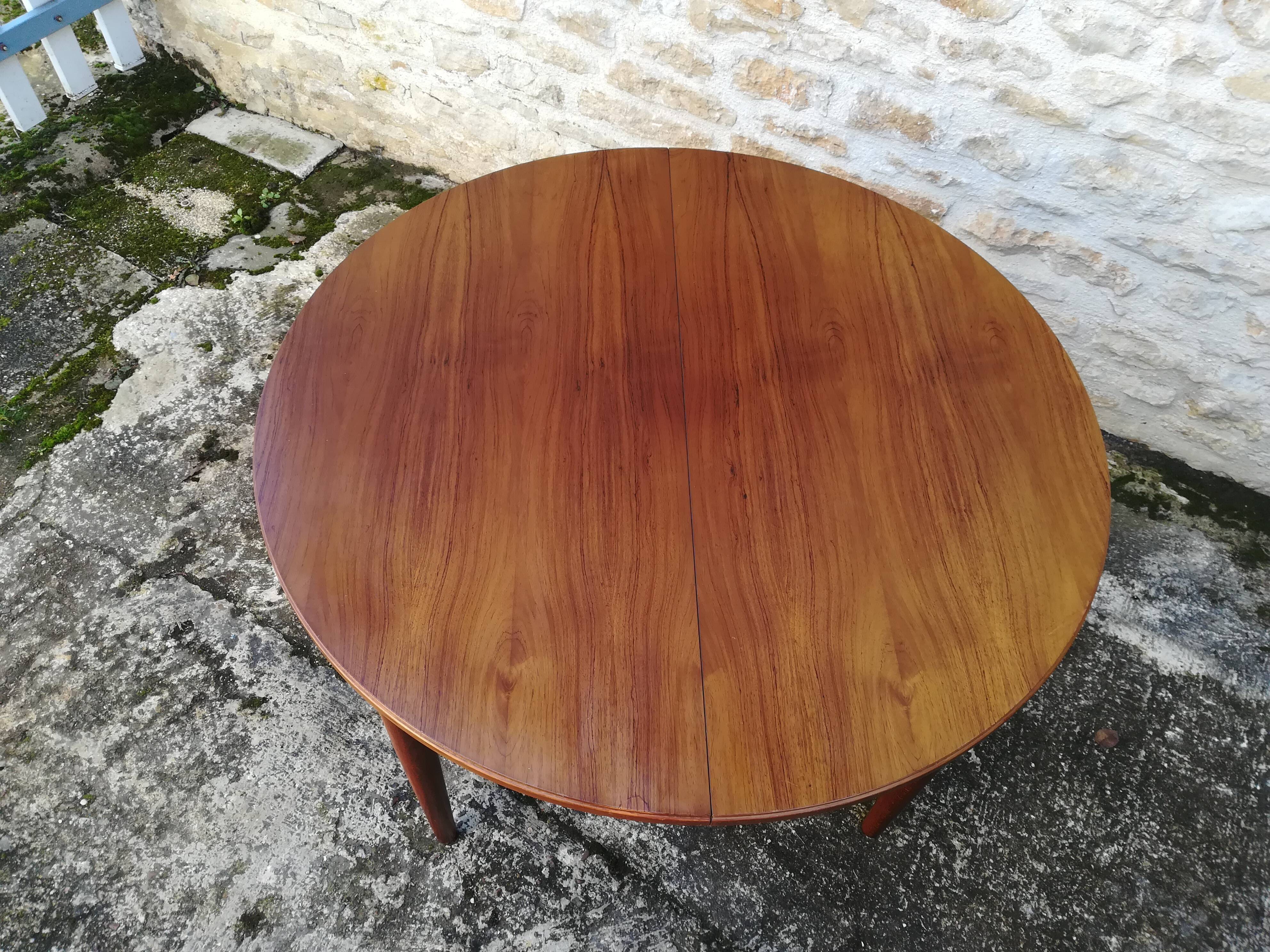 Scandinavian table with extension