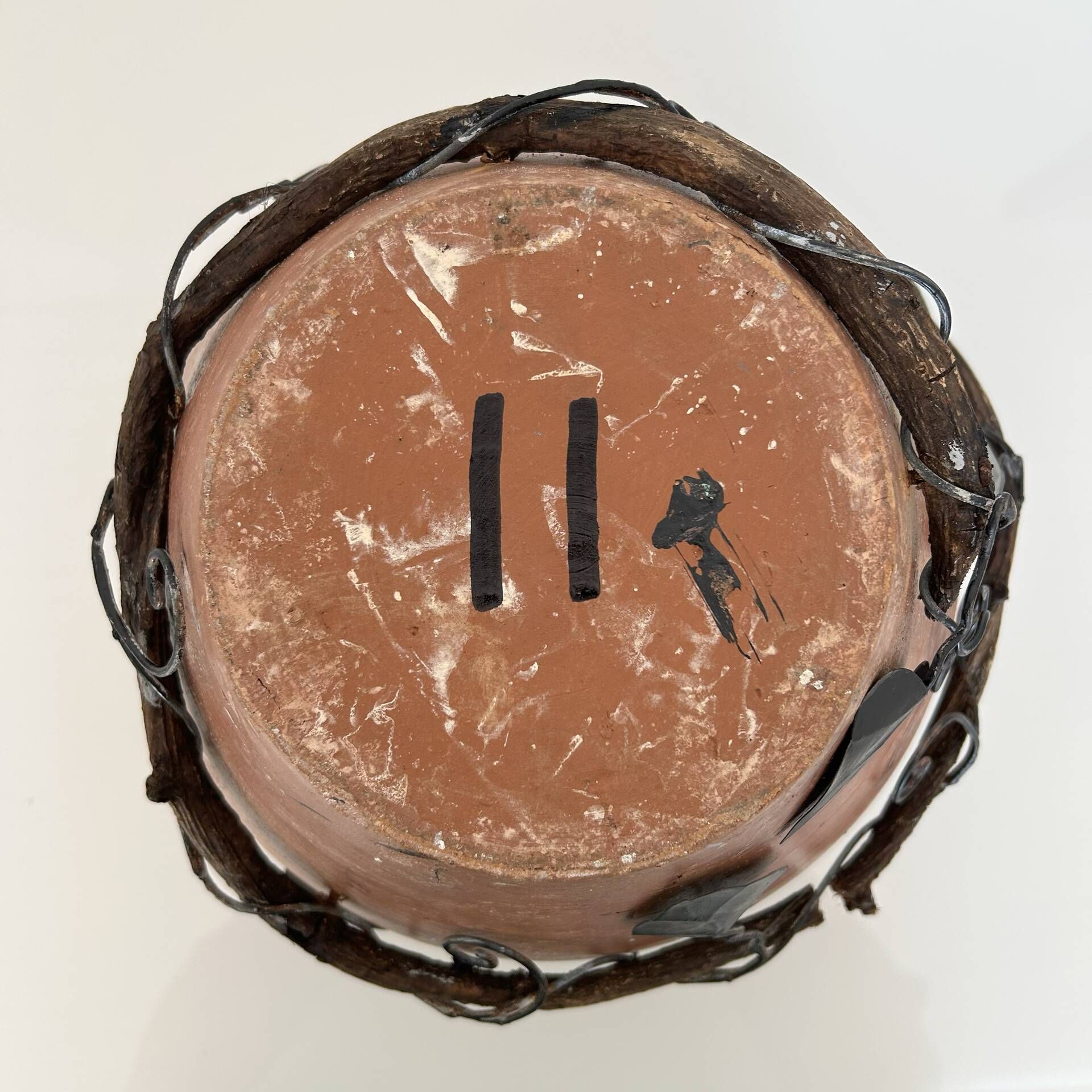 Decorative pot holder in wrought iron and wood