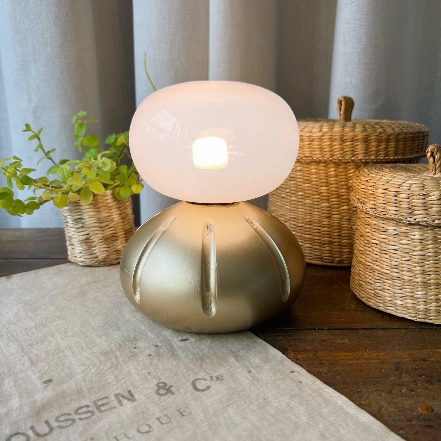 Petite lampe “diabolo” opaline & bois