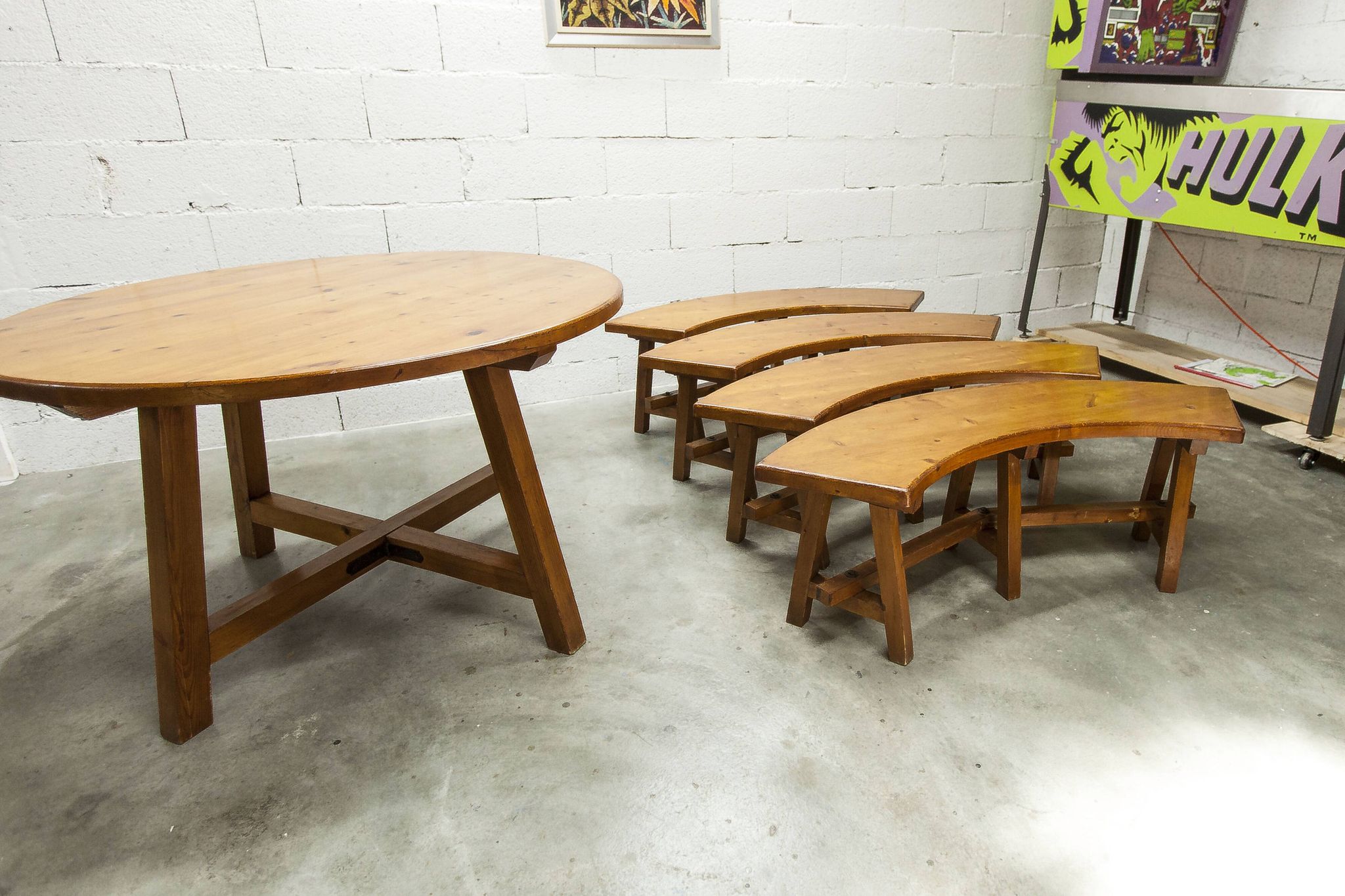Brutalist ensemble round table 113cm and its 4 rounded stools 1960
