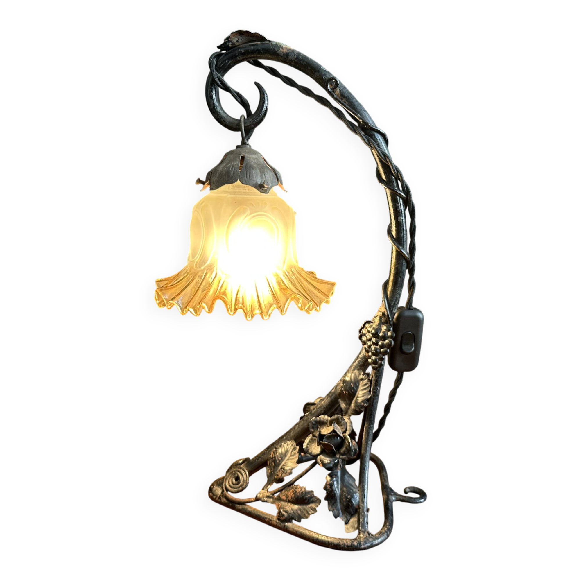 Art Nouveau wall light in wrought iron with vine decoration, early 20th century.