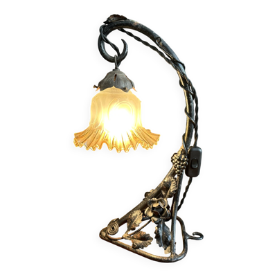 Applique Art nouveau en fer forgé à décor de vigne, début XXe siècle