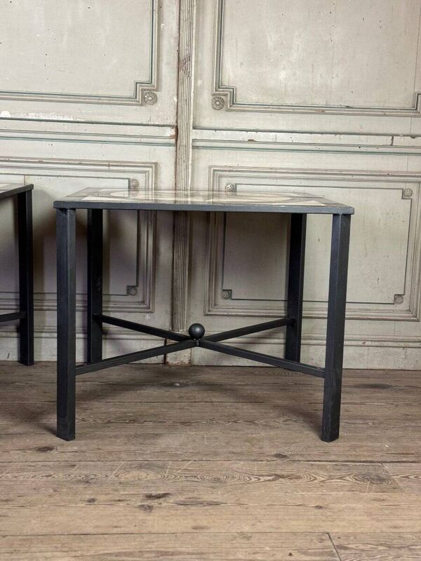 Paire de tables en marbre et métal, rose des vents en marqueterie de marbre, vers 1990