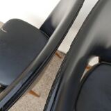 2 chaises en skaï noir pieds compas Louis Paolozzi