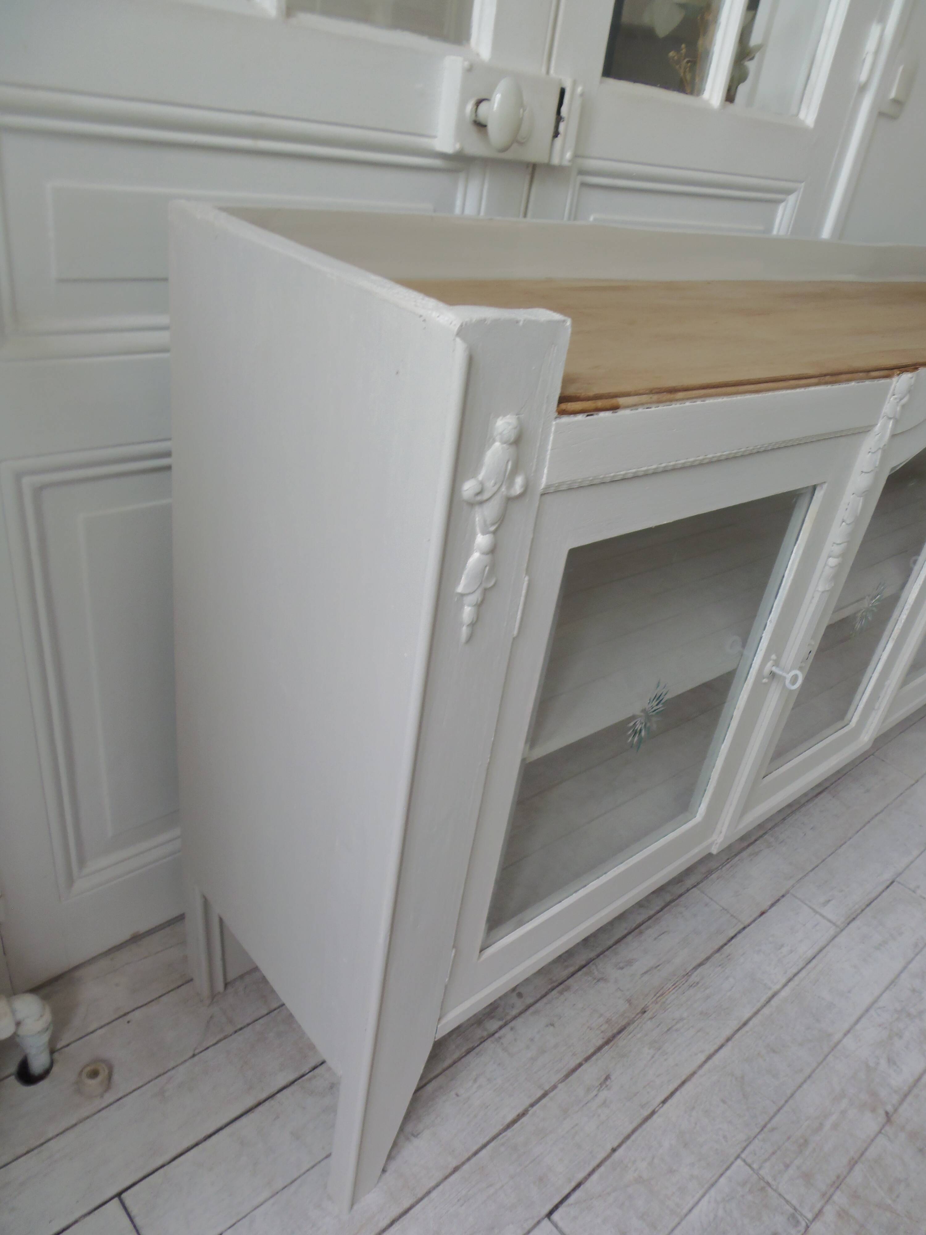 Vitrine, console vintage réenchantée en gris perle, plateau bois.