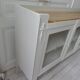 Vitrine, console vintage réenchantée en gris perle, plateau bois.