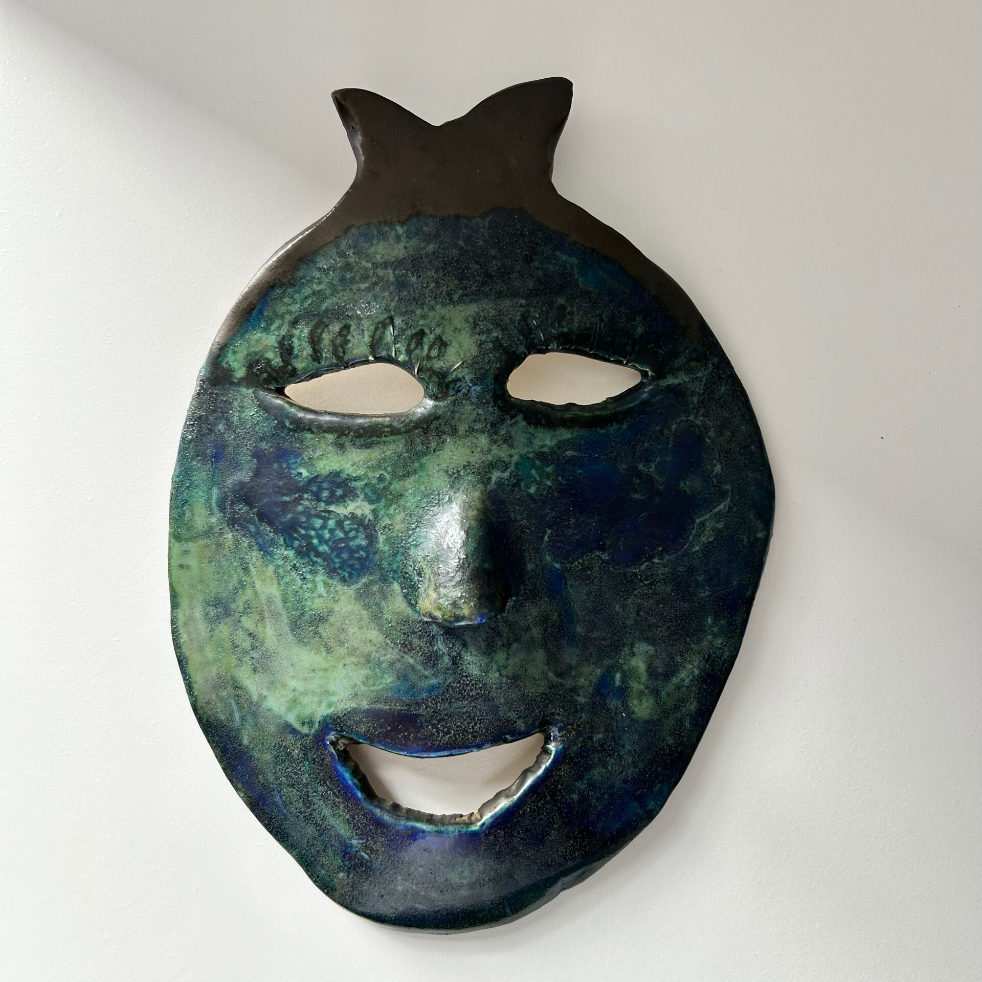 Masque brutaliste signé