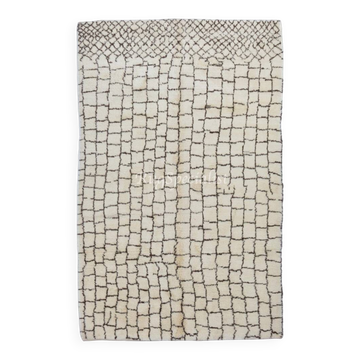 Tapis berbère marocain moderne en laine naturelle ivoire et marron, tapis Beni Ourain noué à la main.