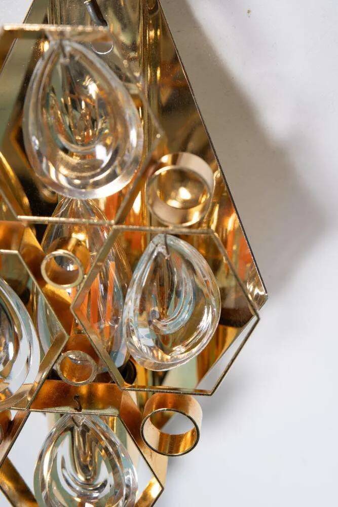 Vintage wall sconce in brass and crystal from the 1960s, Regency lamp in brass.