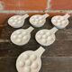 Série 6 Assiettes Poêlons 6 Escargots Céramique Blanche Vintage #D854