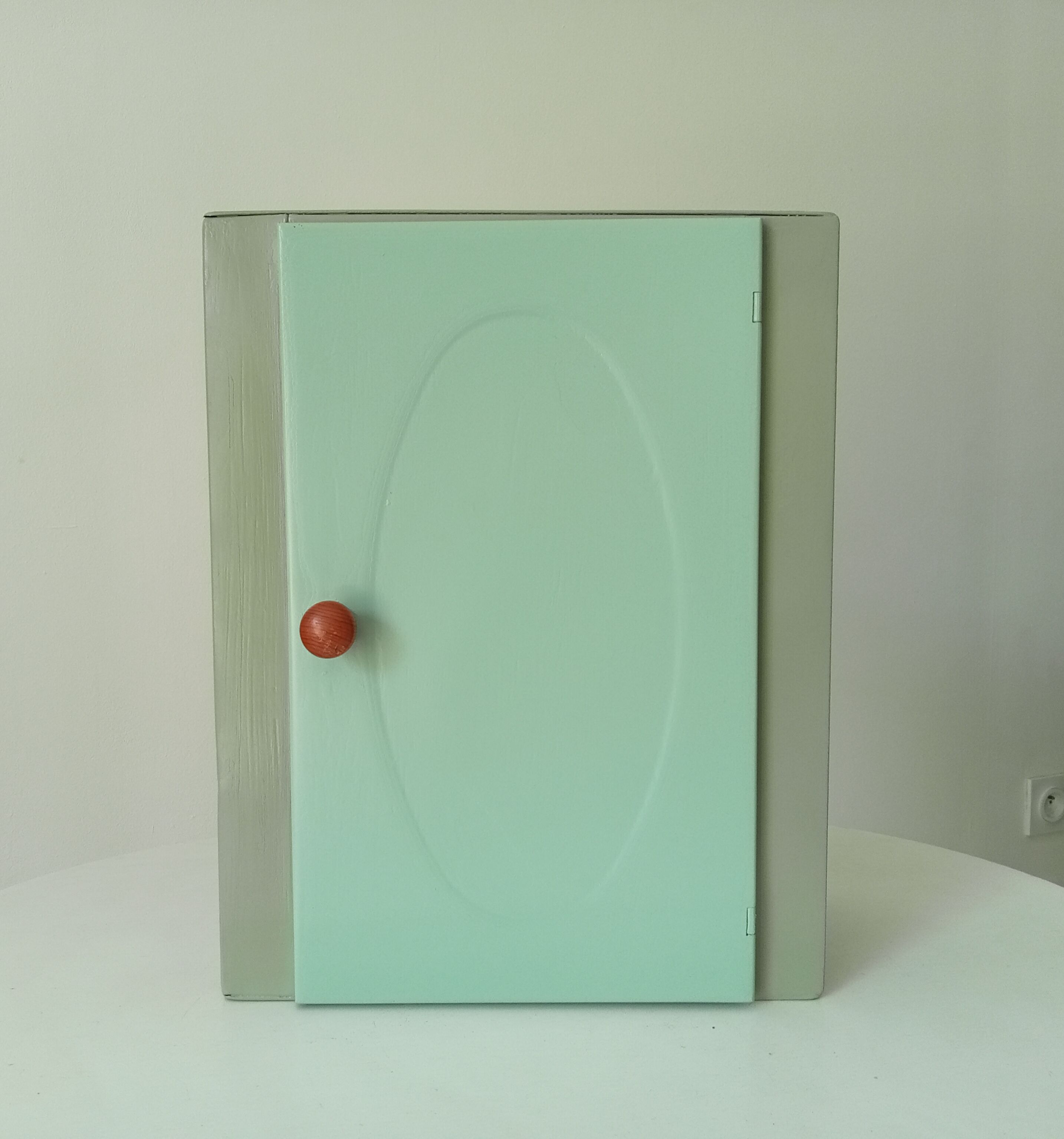 Vintage metal medicine cabinet 60s/70s