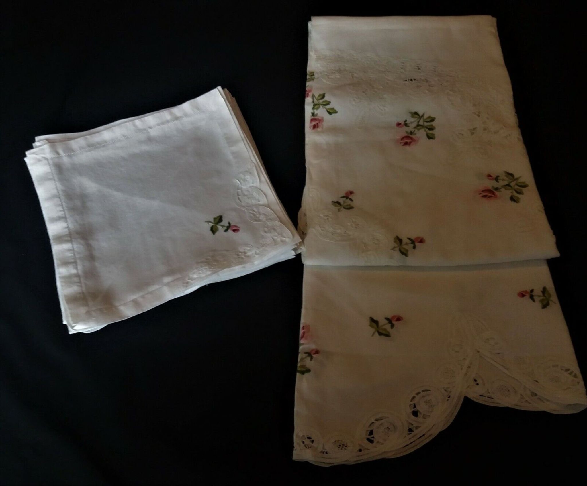 Linge de table nappe ronde huit serviettes dentelle de Luxeuil lin