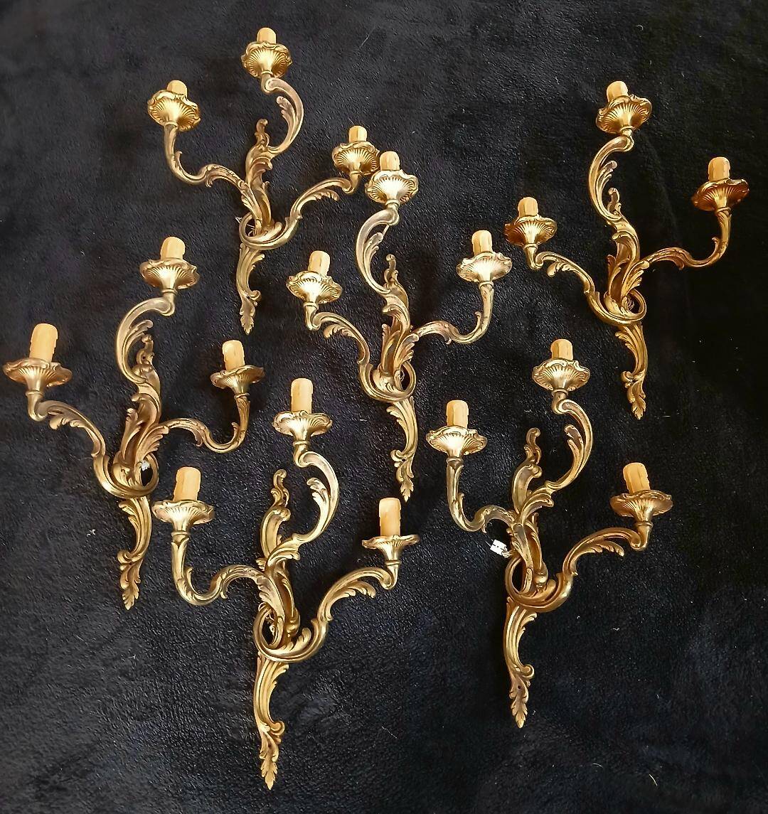 Important lot of bronze wall lights in the Louis XV rococo style.