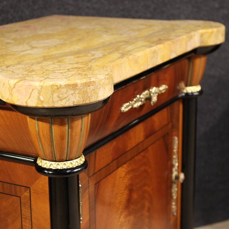 Paire de tables de chevet italiennes du 20e siècle avec plateau en marbre.