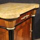 Paire de tables de chevet italiennes du 20e siècle avec plateau en marbre.