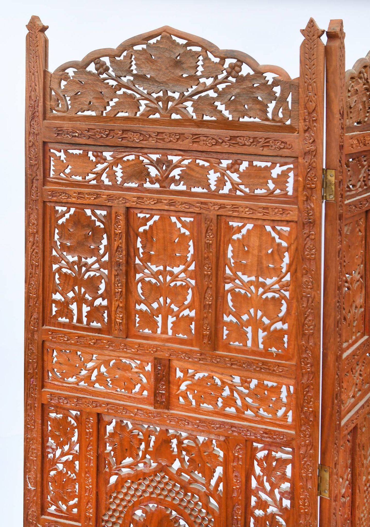 Indian screen with 4 leaves in teak wood with rich openwork decoration of grape leaves