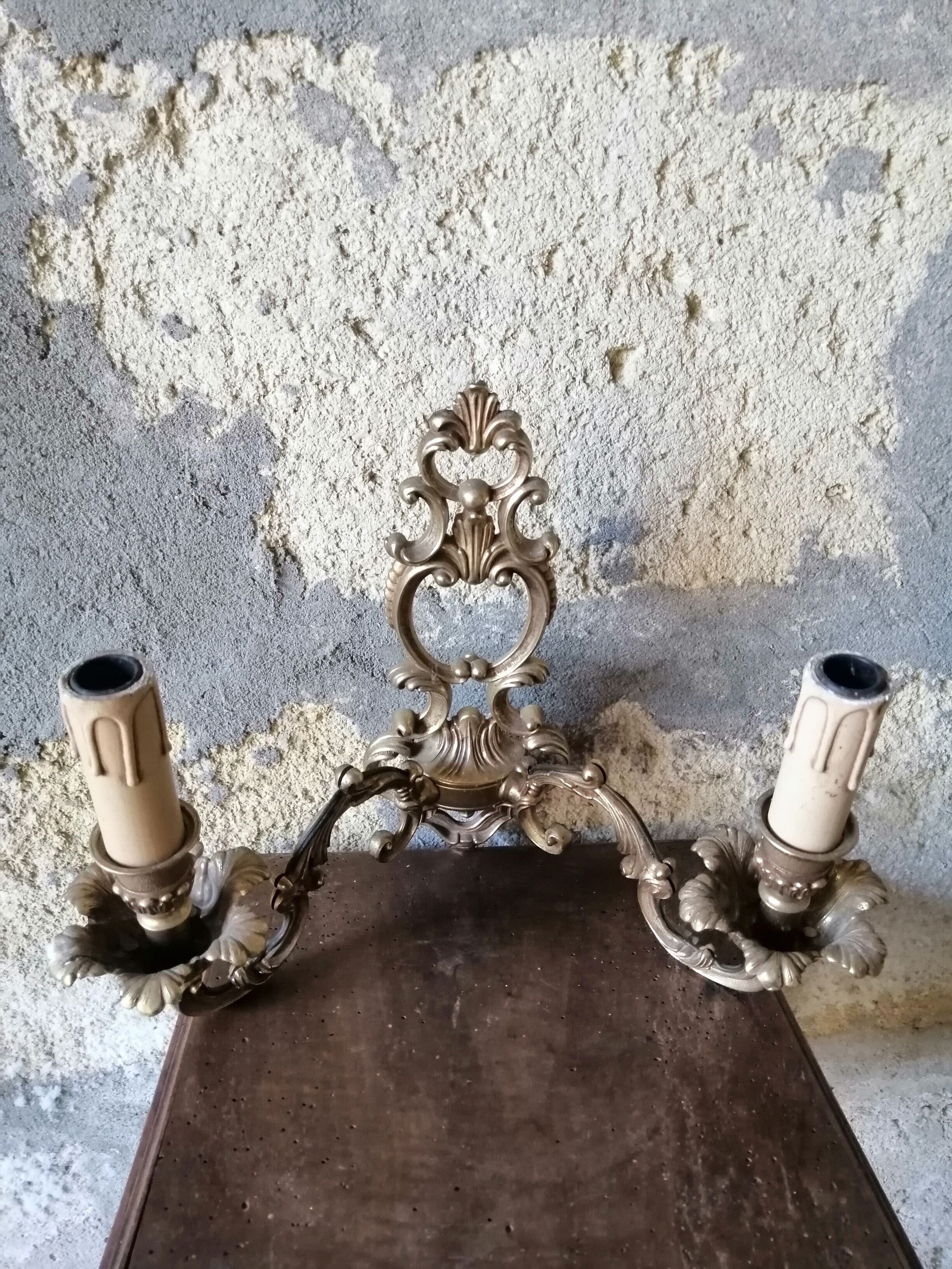 2-spoke brass wall lamp