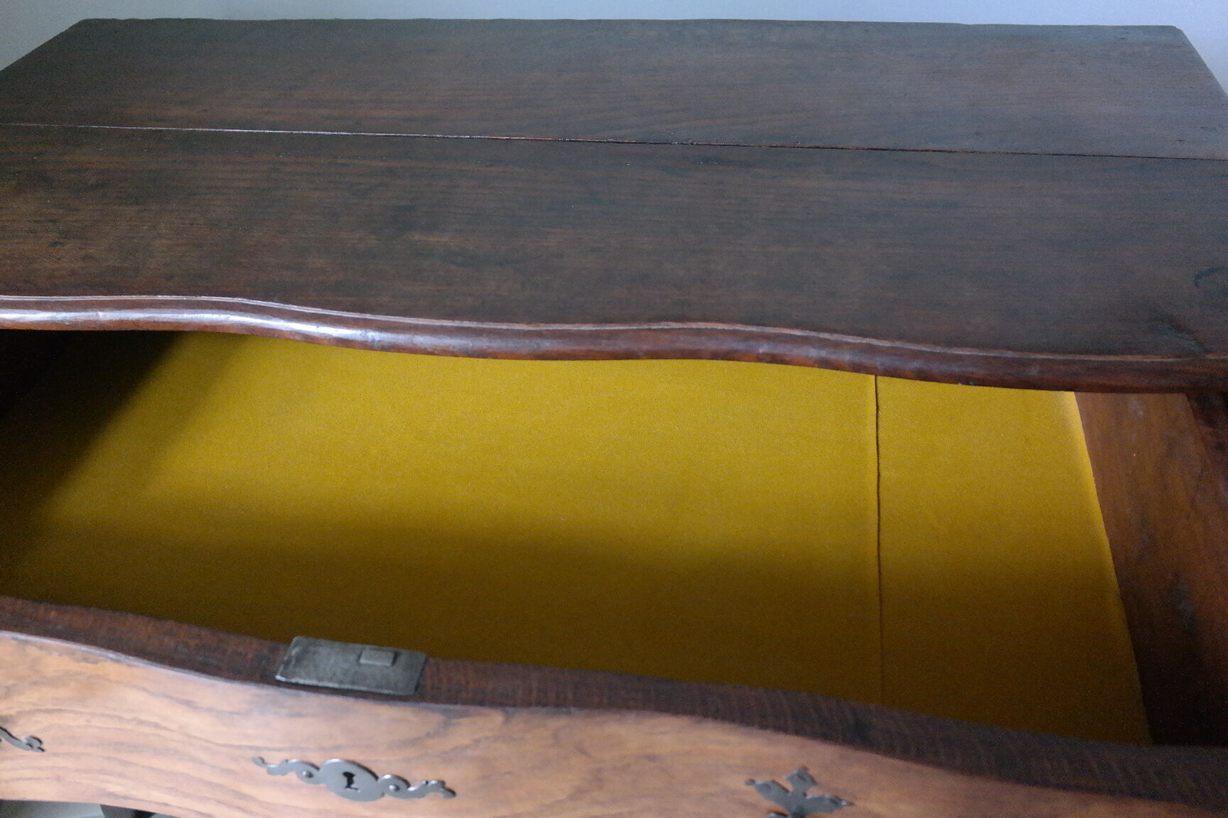 Commode arbalète campagnarde en chêne xxème
