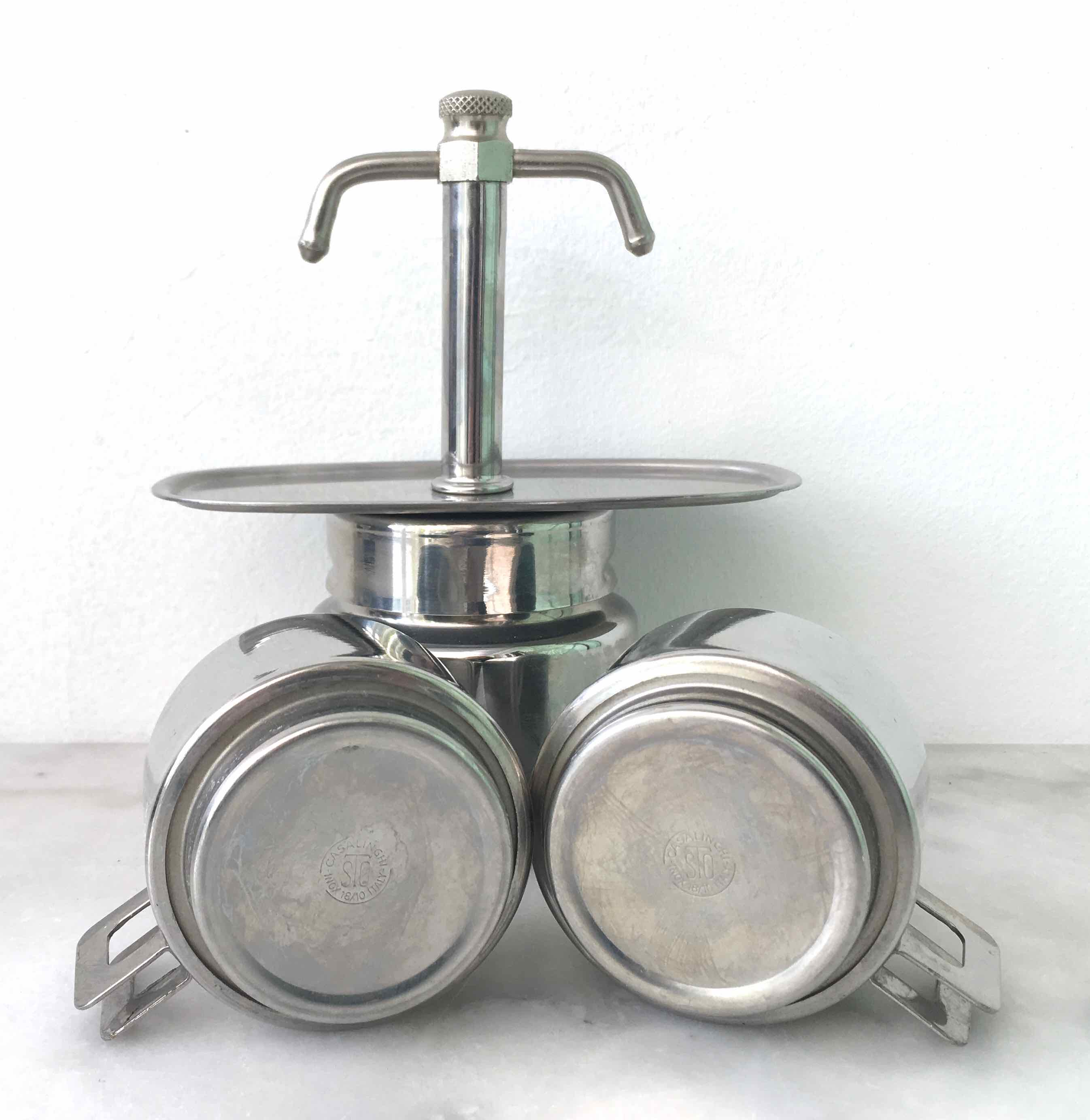 Cafetière italienne et tasses en inox