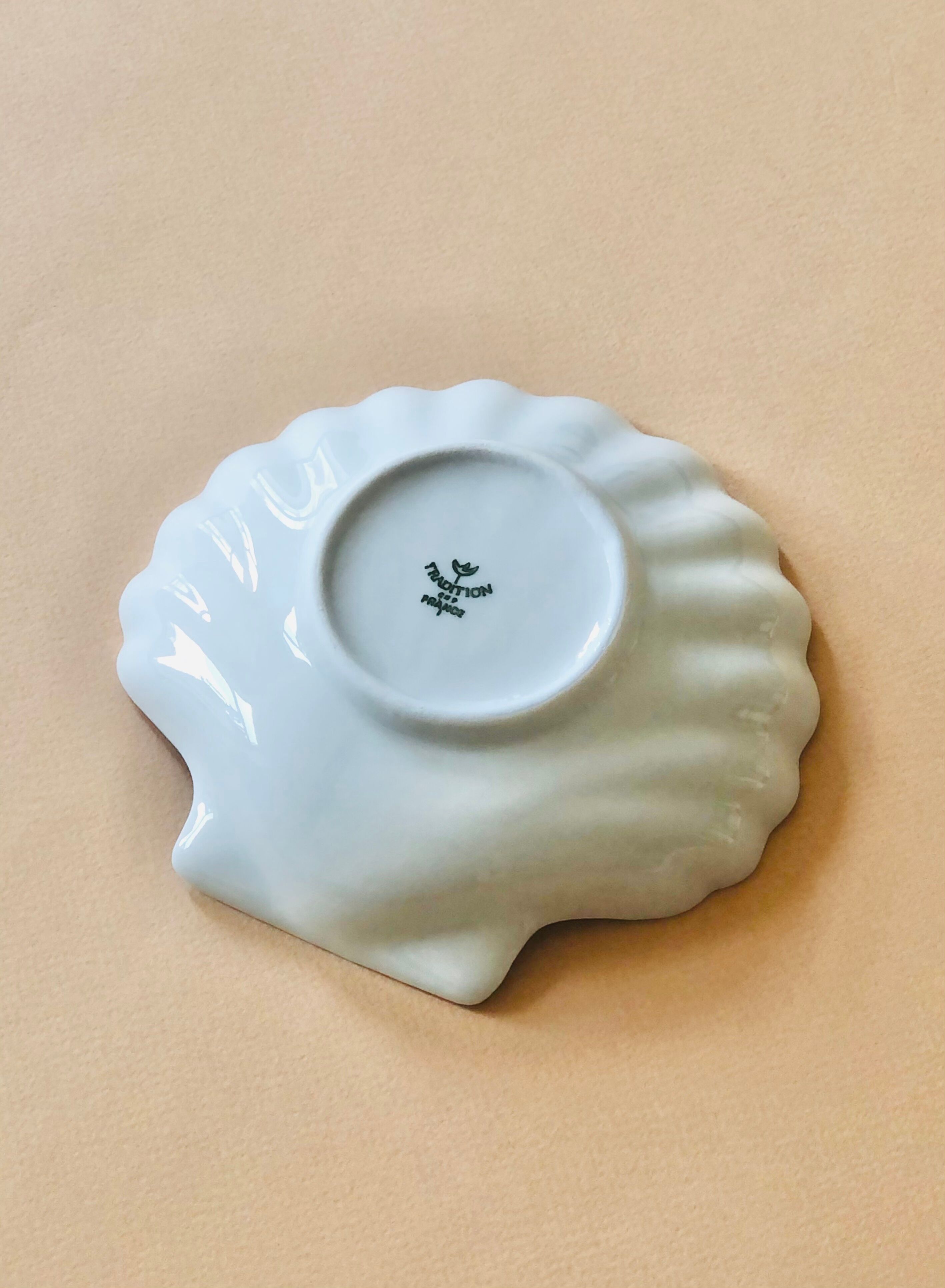 Empty-pocket porcelain shell cup