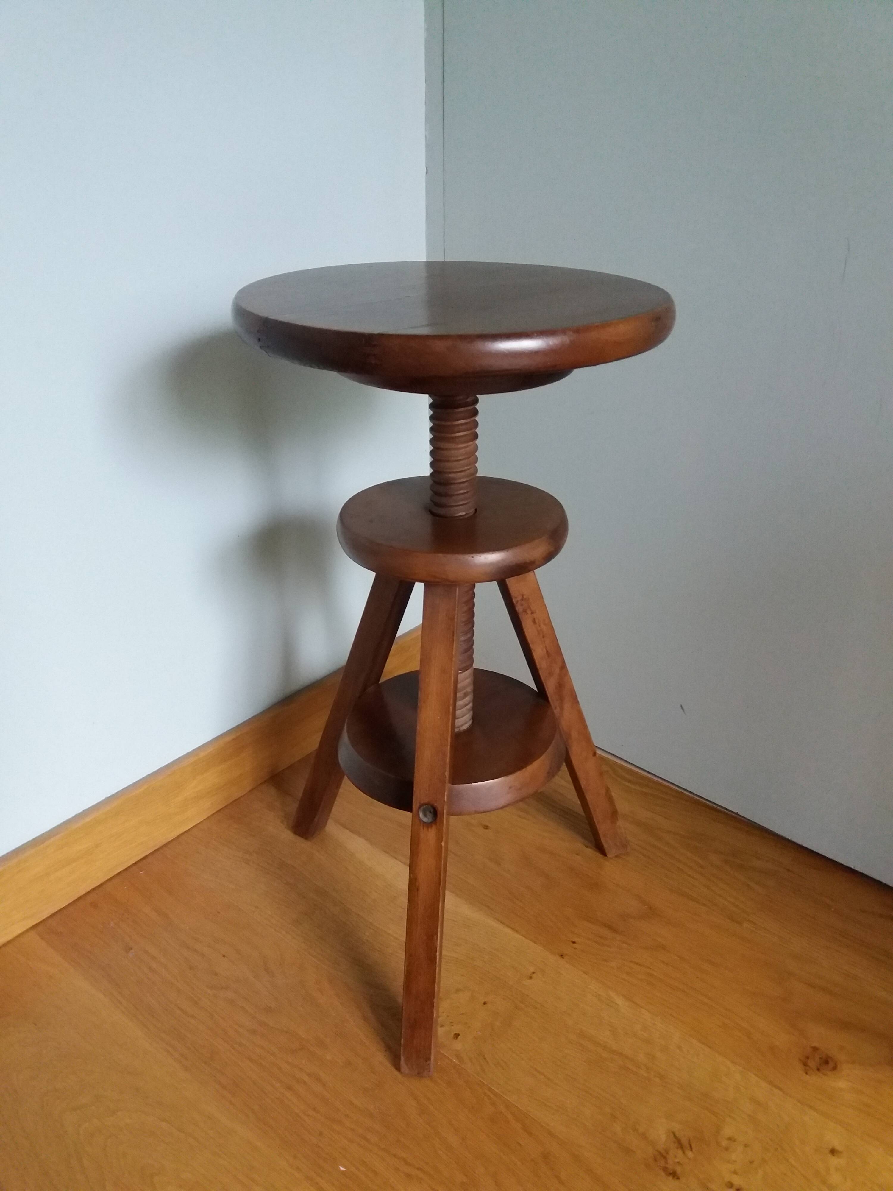 Adjustable screw tripod stool